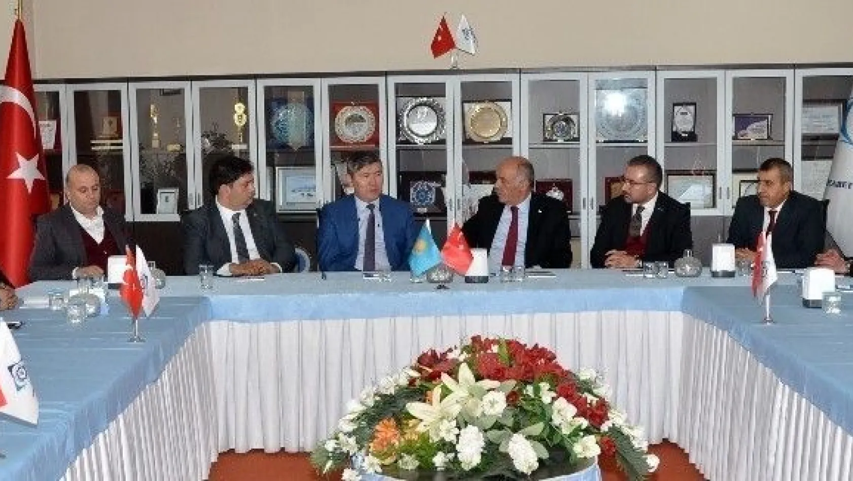 Kazakistan Büyükelçisi Saparbekuly'den ETSO'ya ziyaret
