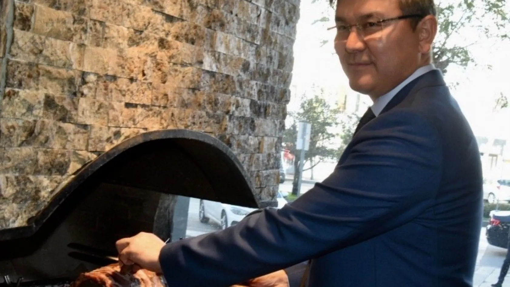 Kazakistan'ın Ankara Büyükelçisi Erzurum'da cağ kebap kesti
