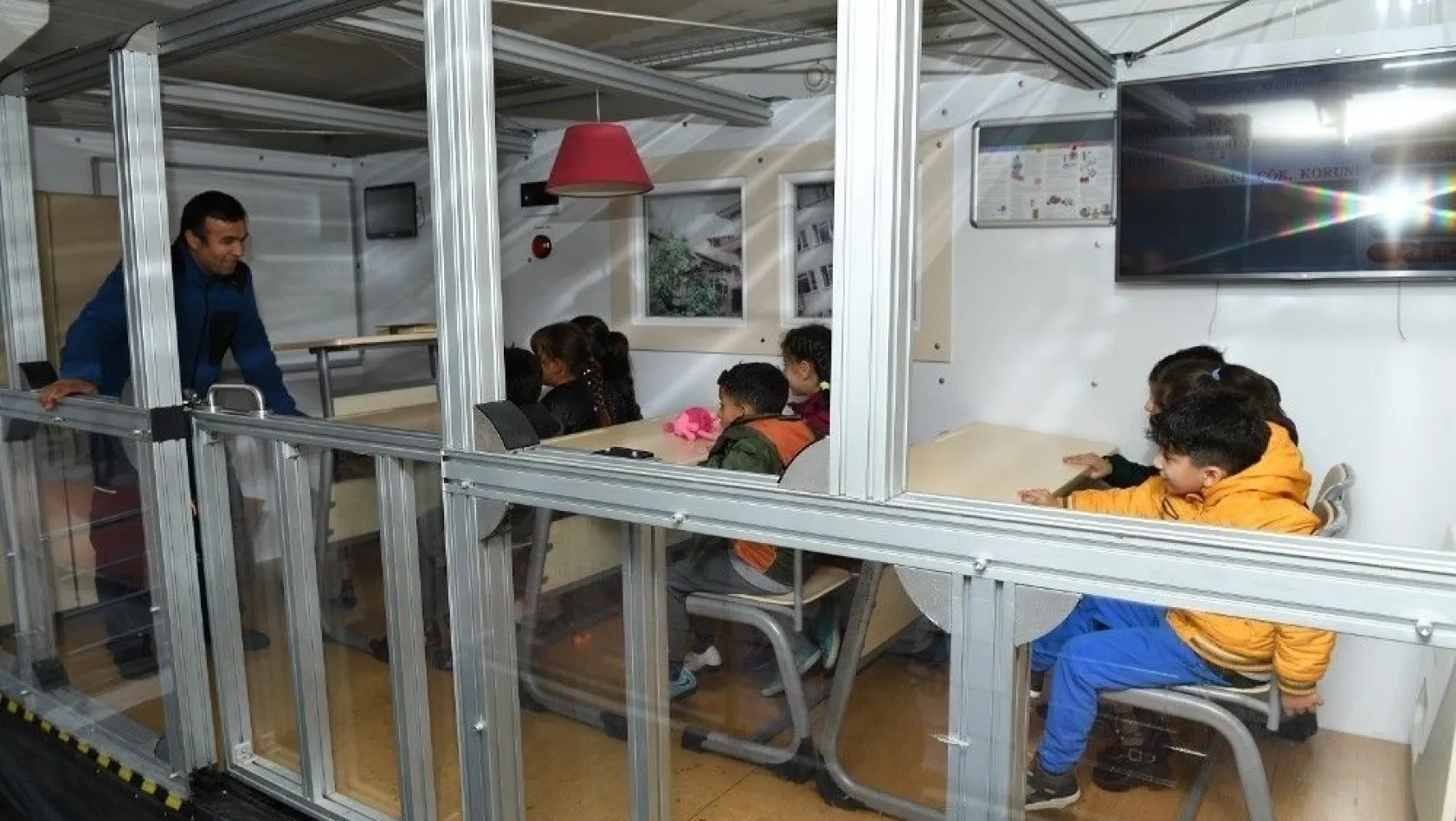 Yeşilyurt'taki öğrencilere deprem eğitimi verildi
