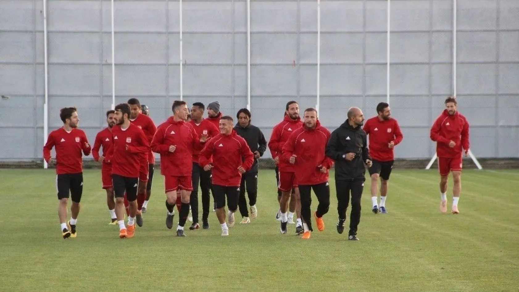 DG Sivasspor, Beşiktaş maçına yardımcı antrenörlerle hazırlanıyor
