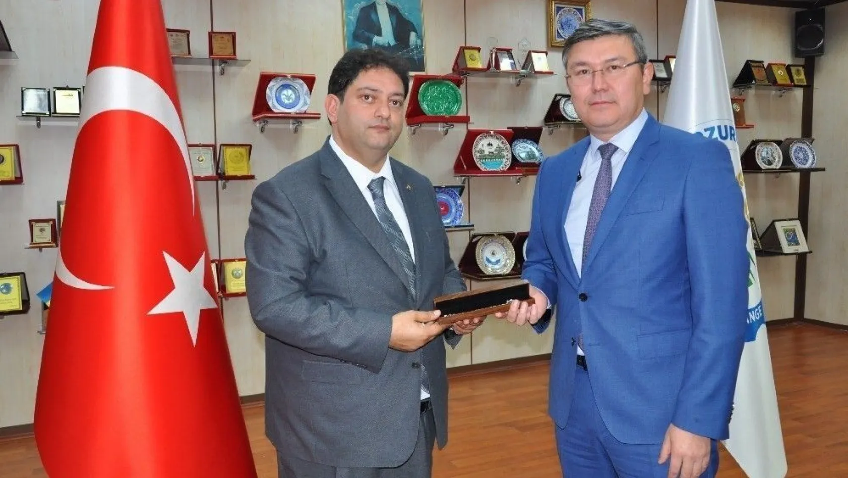 Kazakistan Ankara Büyükelçisi Saparbekuly ETB Yönetim Kurulu Başkanı Oral'ı ziyaret etti
