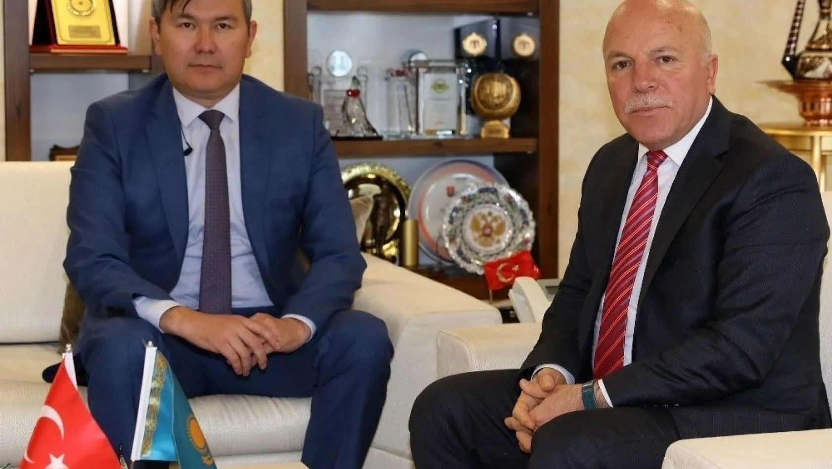 Kazakistan'ın Ankara Büyükelçisi Saparbekuly'den Başkan Sekmen'e ziyaret
