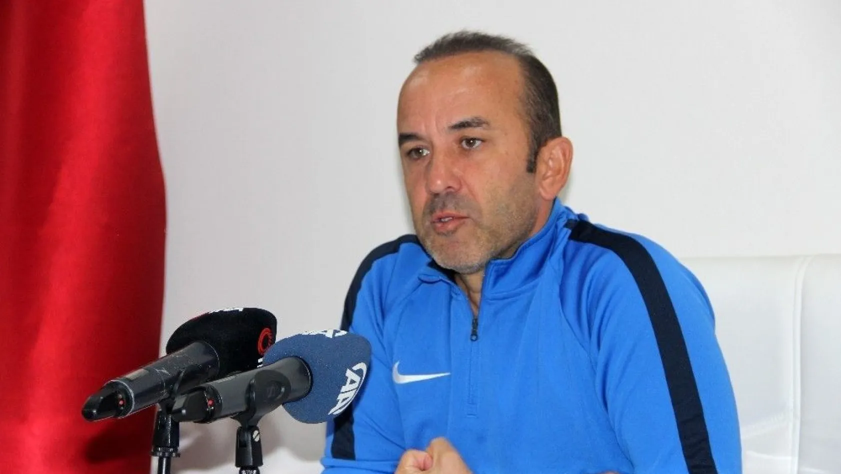 Mehmet Özdilek: 'Göztepe maçından galibiyet alıp milli takım arasına moralli girmek istiyoruz'
