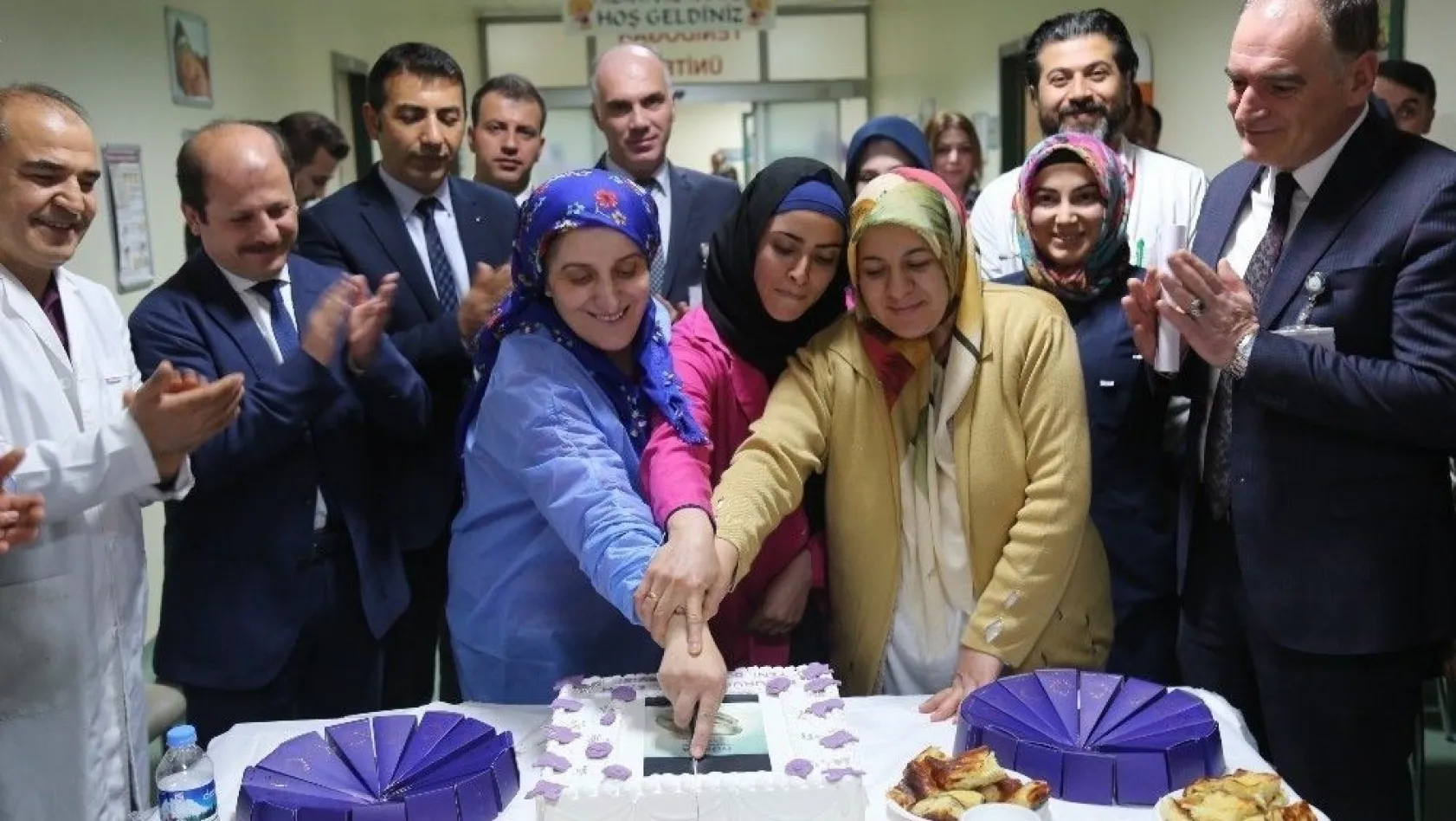 Yenidoğan Ünitesi'nde 'Dünya Prematüre Haftası' nedeniyle pasta kesildi
