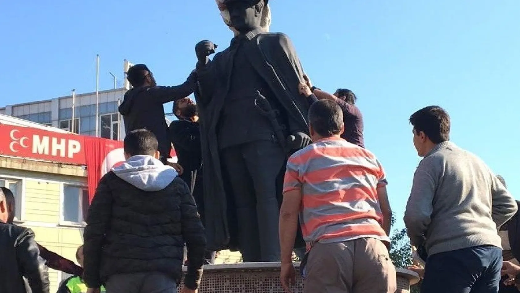 Atatürk heykelinin üzerine çıkan madde bağımlısına linç girişimi

