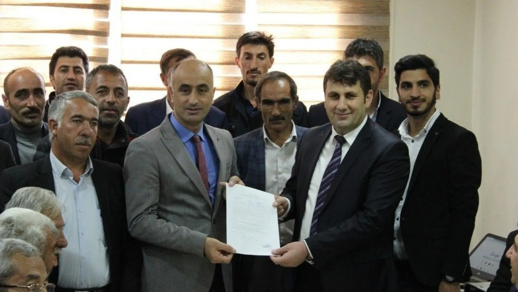 Melik Yaşar, AK Parti'den Çat Belediye Başkan aday adayı oldu
