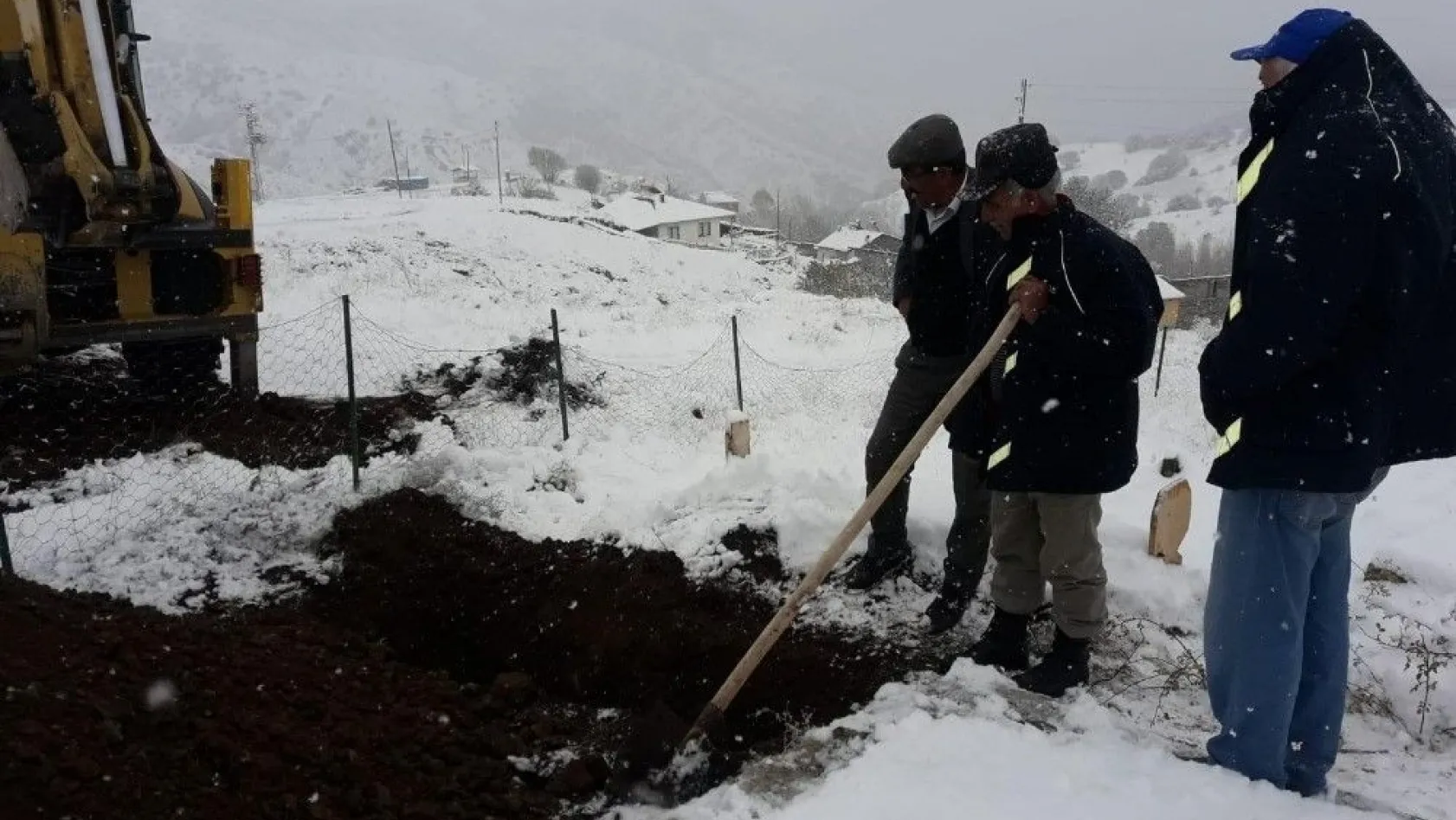 Köylüler mezar açamayınca özel idare ekipleri devreye girdi
