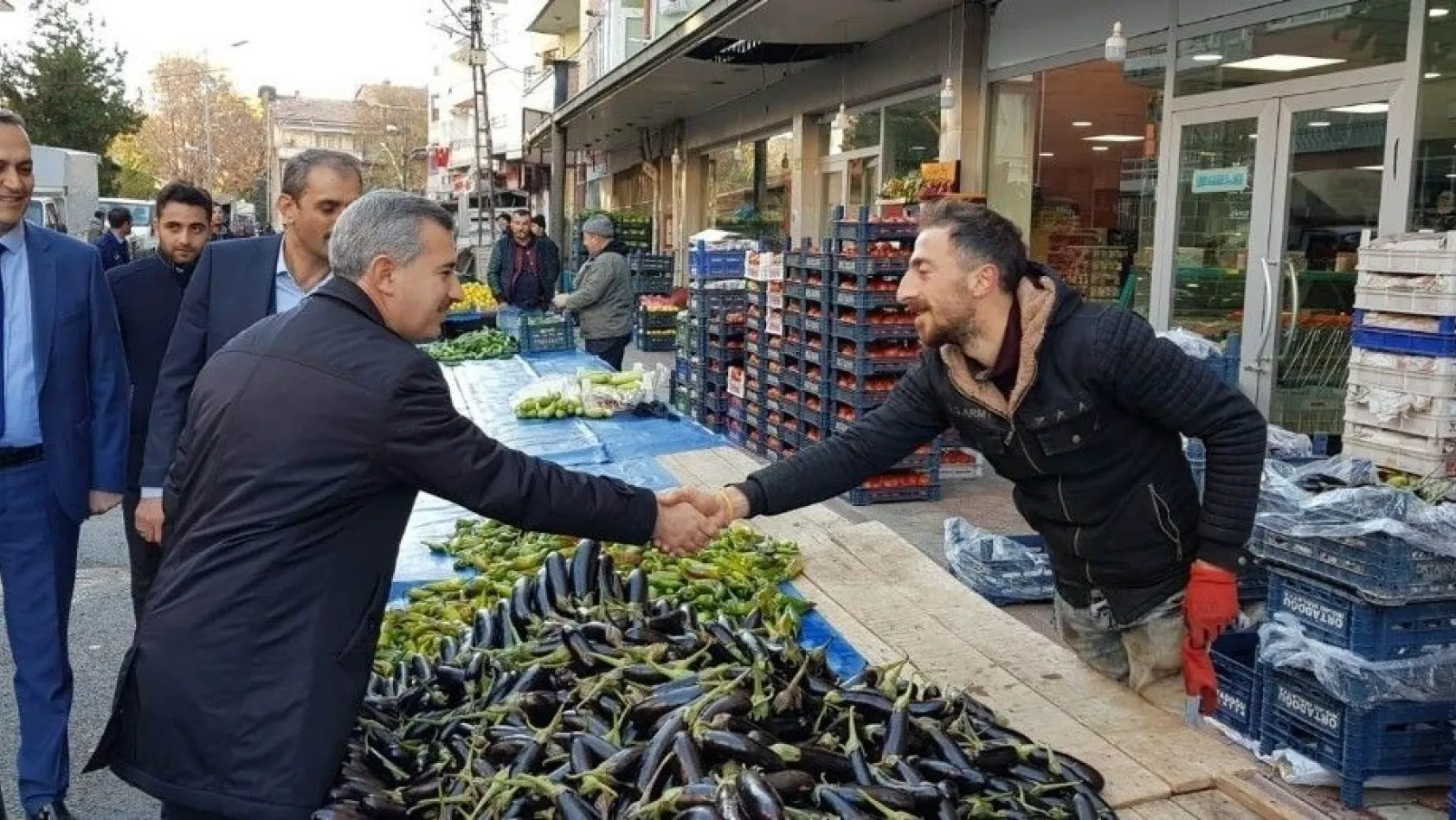 Başkan Çınar, pazarcı esnafını ziyaret edip talepleri dinledi

