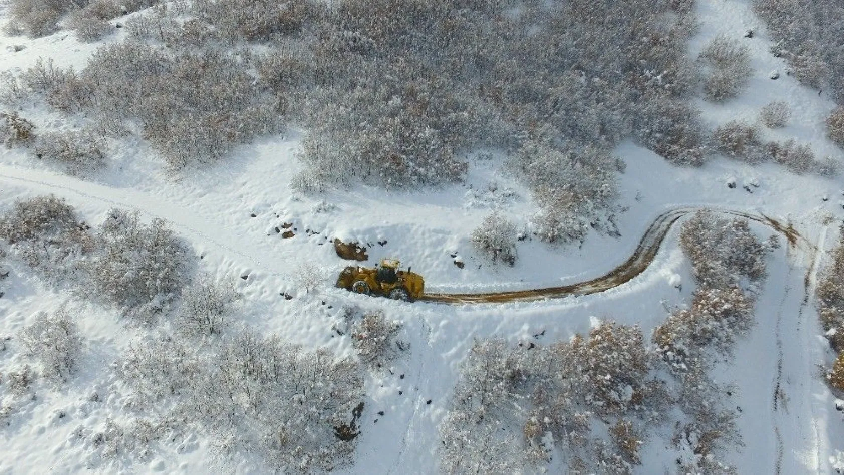 Erzincan'da kardan kapanan köy yolları ulaşıma açılıyor
