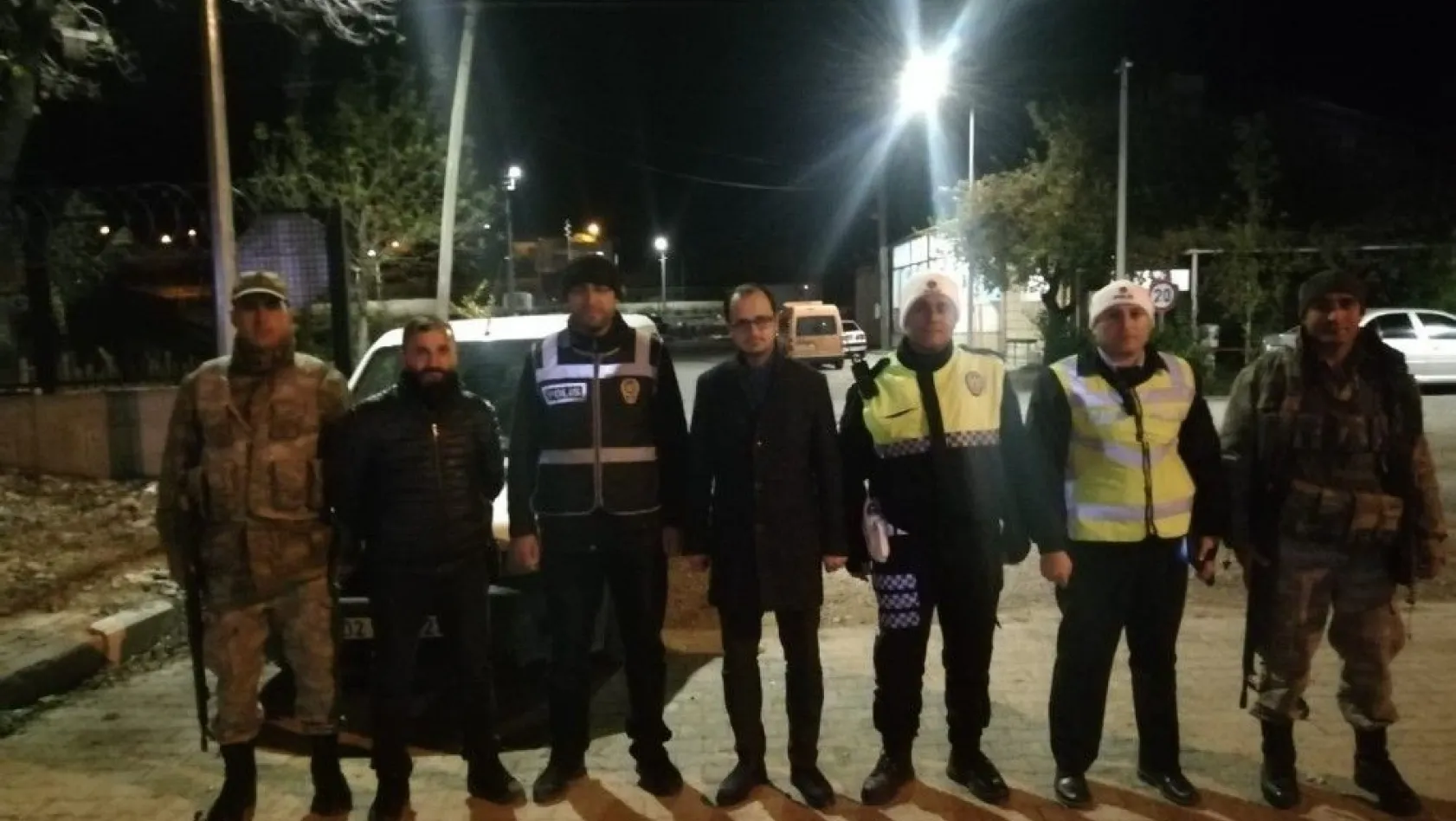 Mustafa Atalay polislerle bir arada
