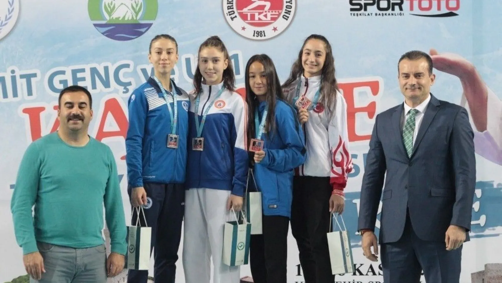 Diyarbakırlı şampiyon karateciler madalyalarını aldı
