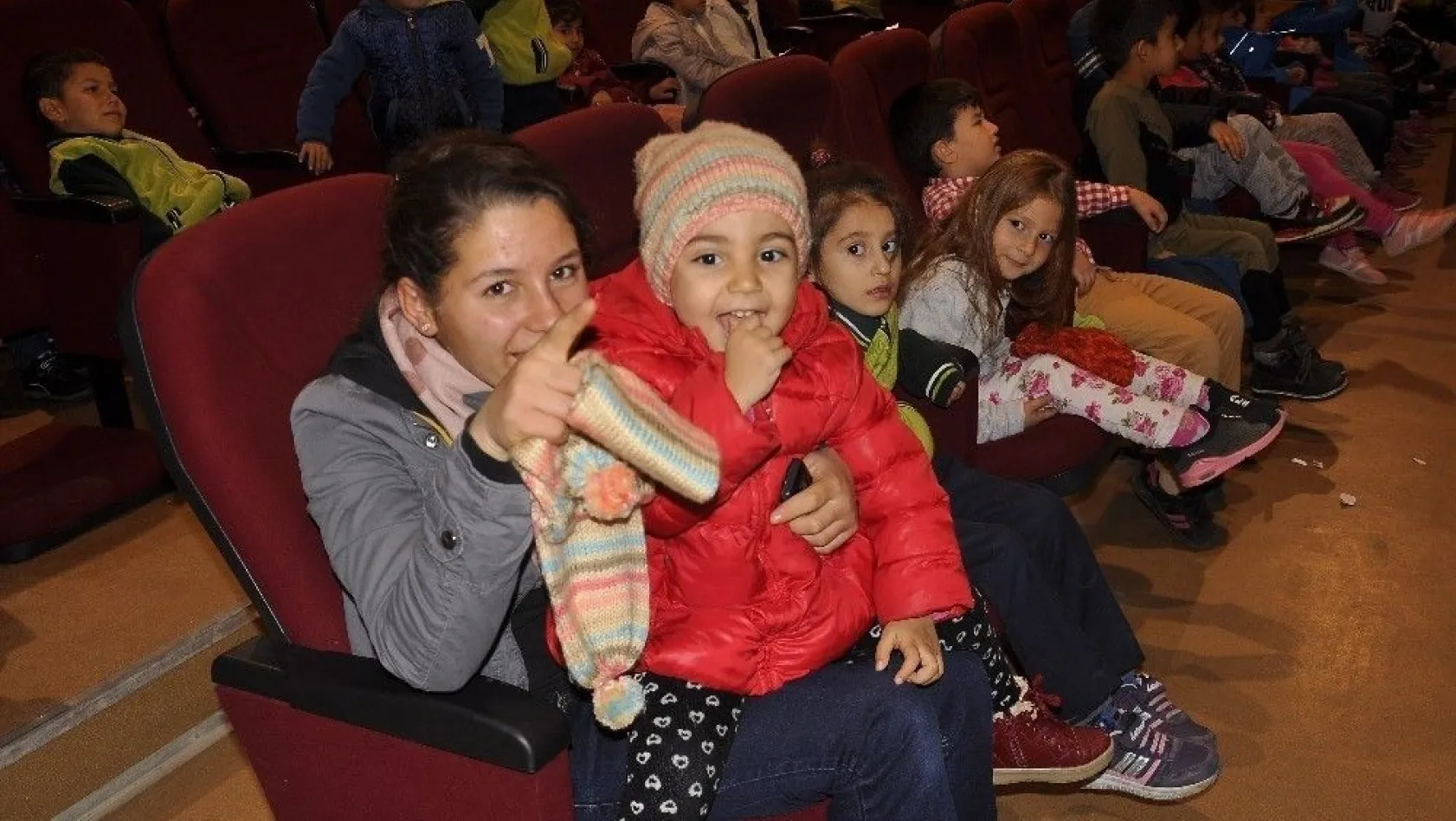 Arguvan'da tiyatro gösterimine çocuklardan büyük ilgi
