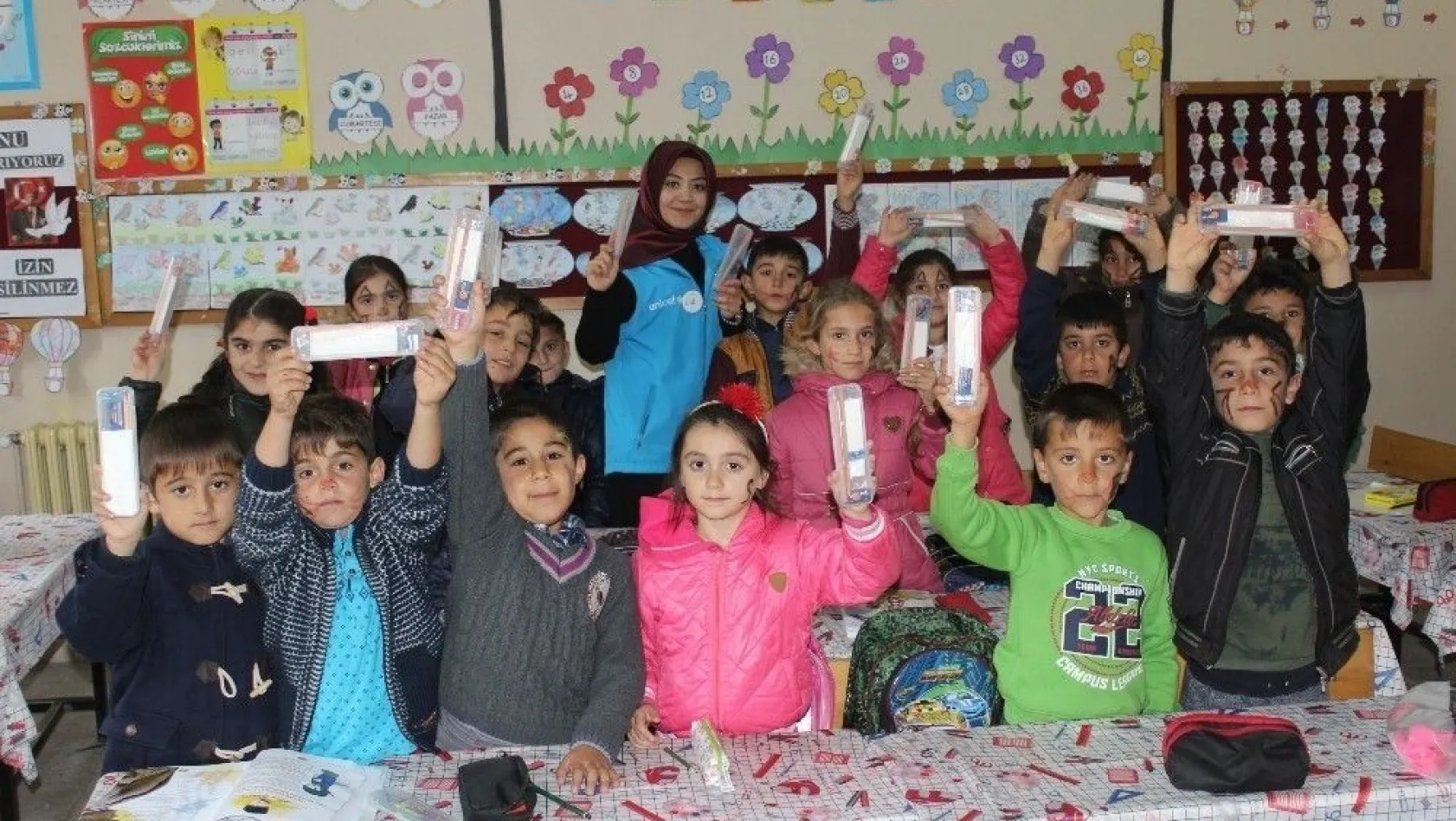 Erzincan'da kırtasiye seti öğrencilere dağıtıldı
