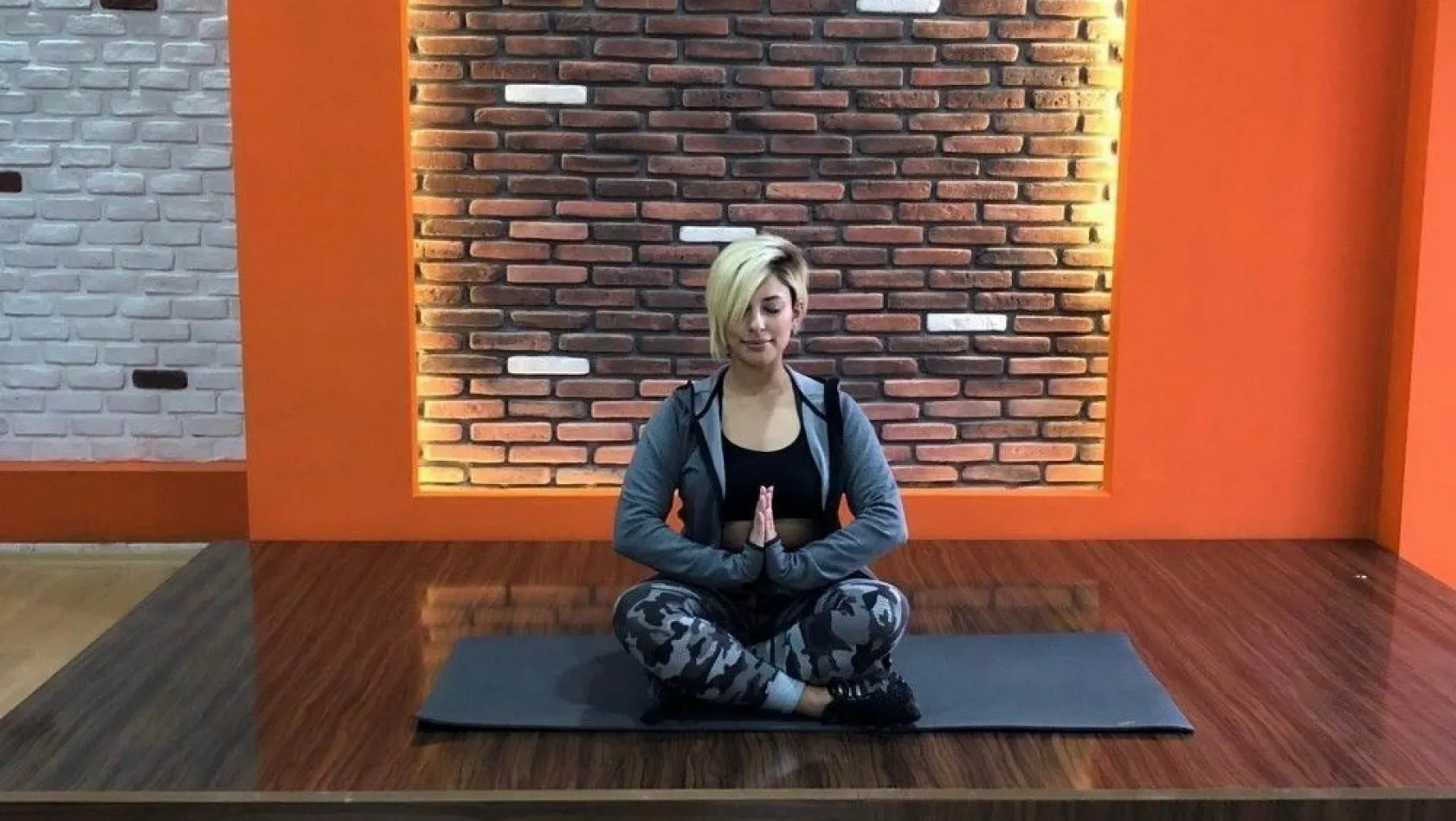 Anneler stresten kurtulmak için yoga yapıyor
