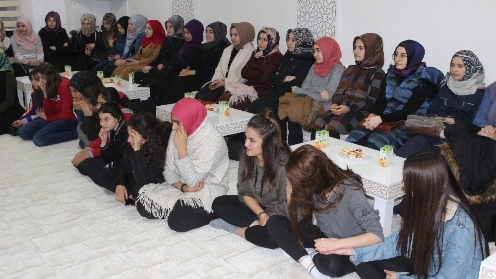 Bakan Müşaviri Ali Özdemir Erzincan'da gençlerle buluştu
