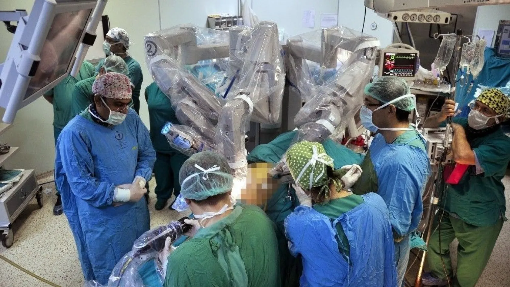 Kanserli hastalara 'Davinci robotu' ile kesisiz ameliyat
