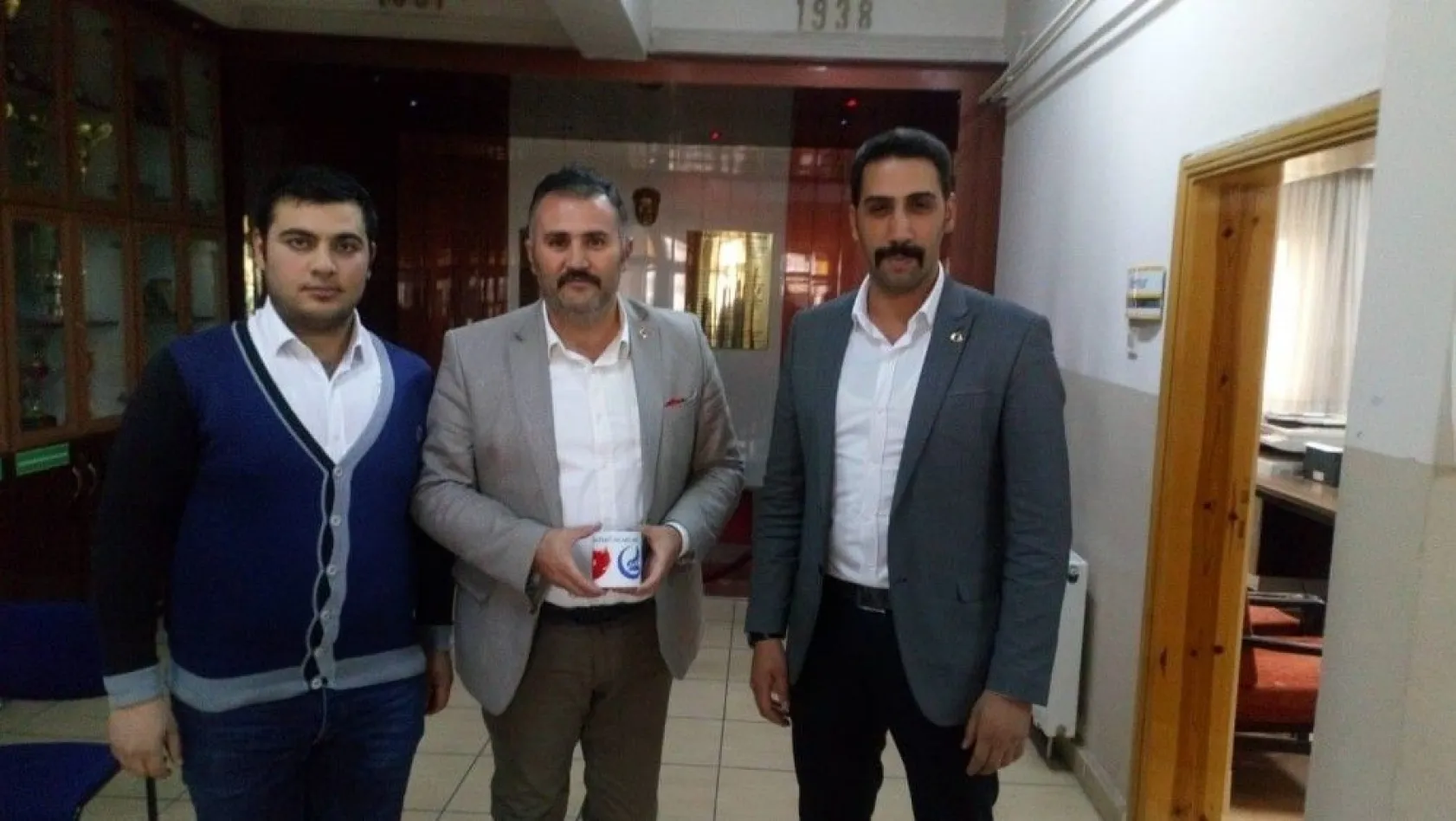 Erzurum Ülkü Ocakları ortaöğretim birimi, öğretmenleri unutmadı
