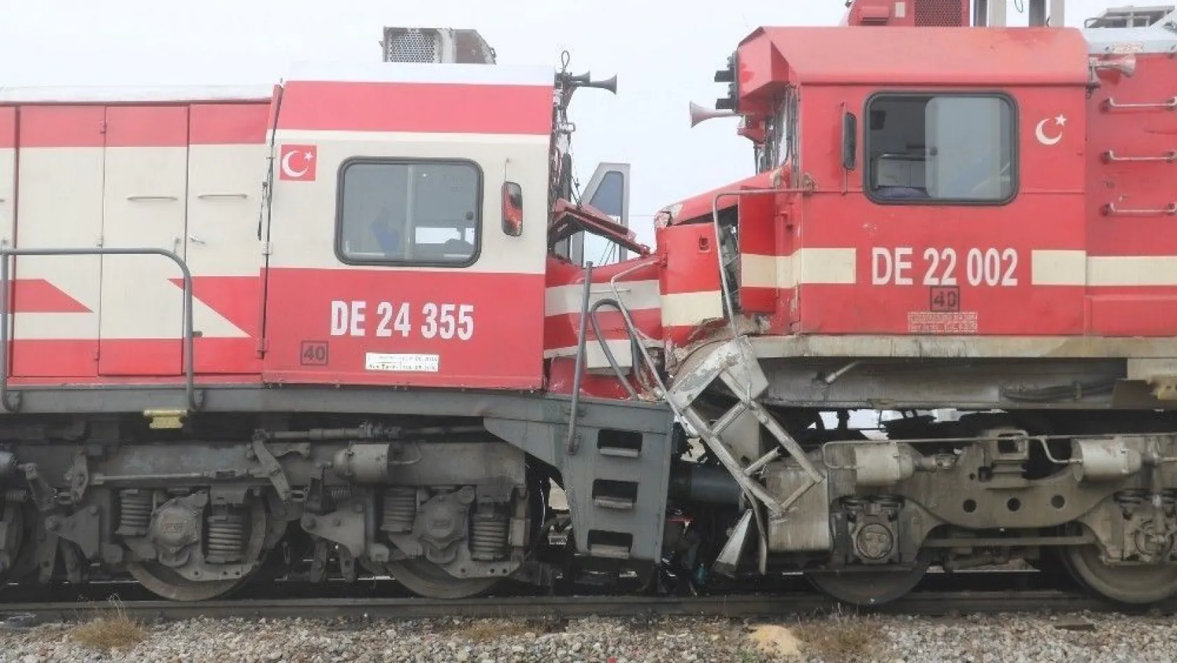 Sivas'ta yolcu treni ile yük treni çarpıştı: 14 yaralı
