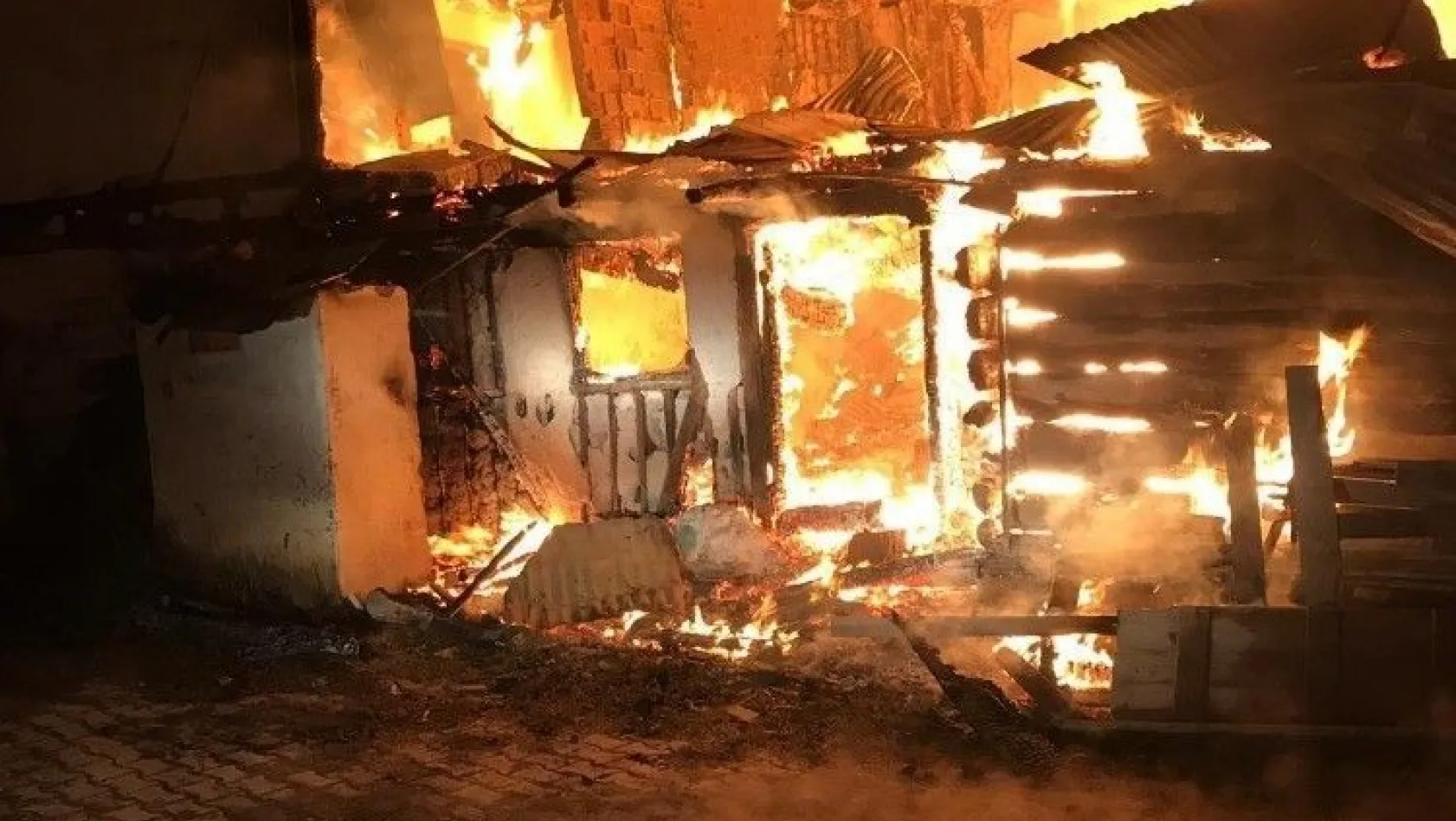 Koyulhisar'da yangın: 7 ev kullanılamaz hale geldi

