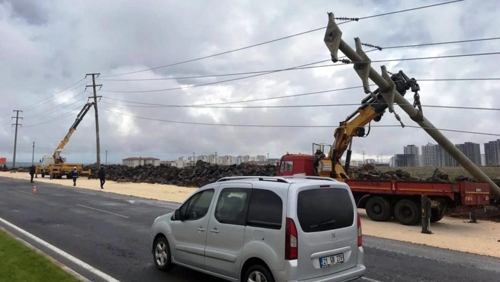 Aşırı yağış Diyarbakır'da elektrik direklerini devirdi
