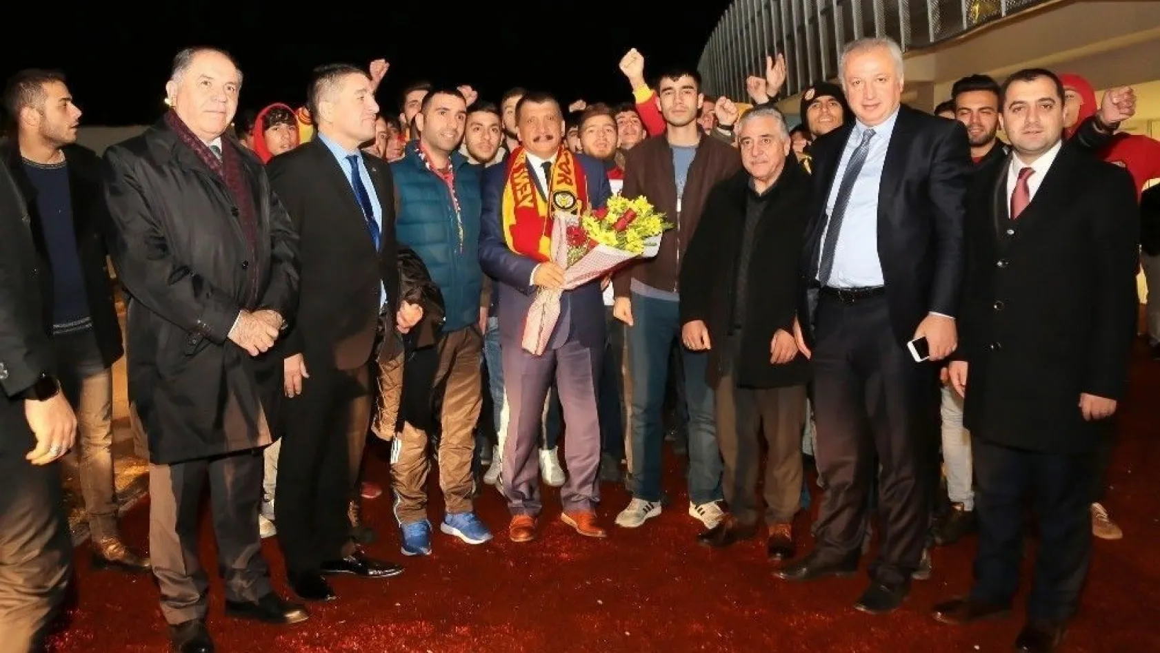 E. Yeni Malatyasporlu taraftarlardan Gürkan'a sevgi seli
