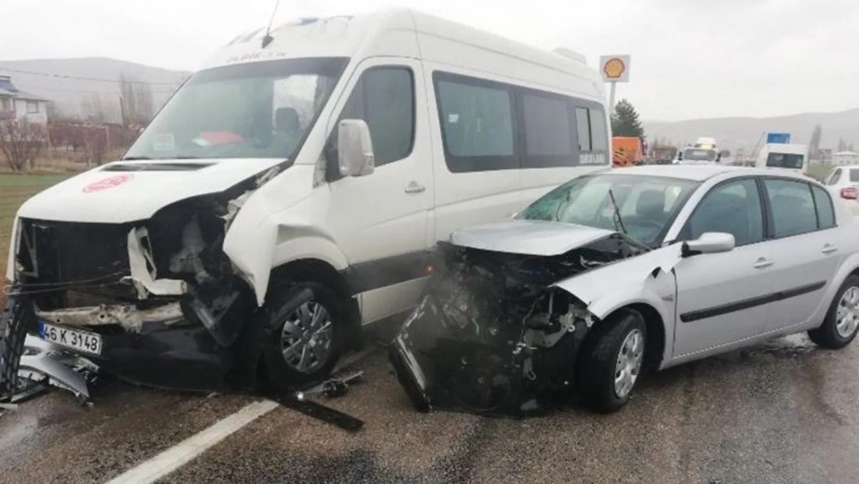 Minibüsle otomobil çarpıştı: 3 yaralı
