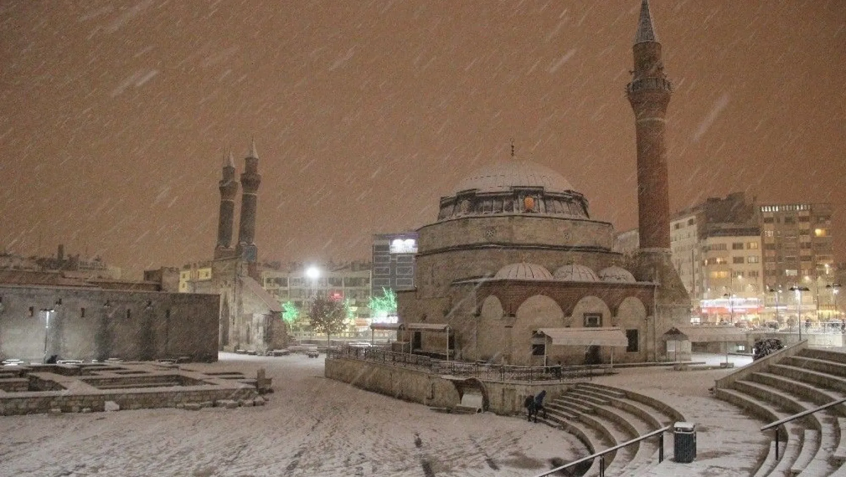 Sivas'ta kar yağışı etkili oluyor

