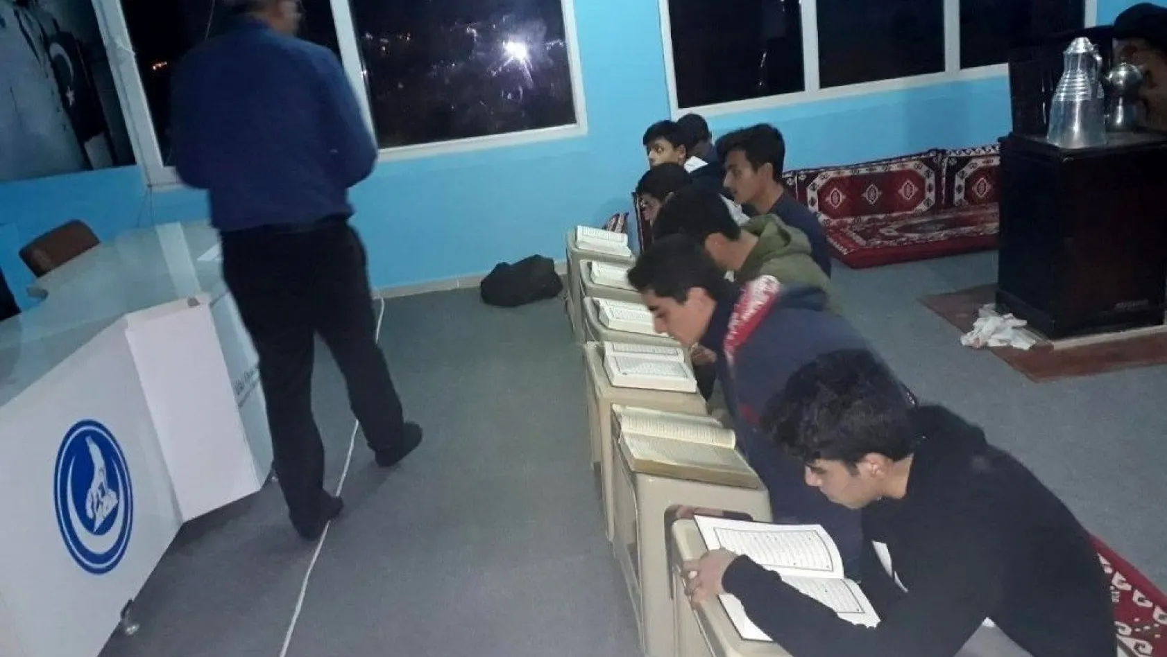 Ülkücü gençler Kuran'ı Kerim ve İngilizce öğreniyor
