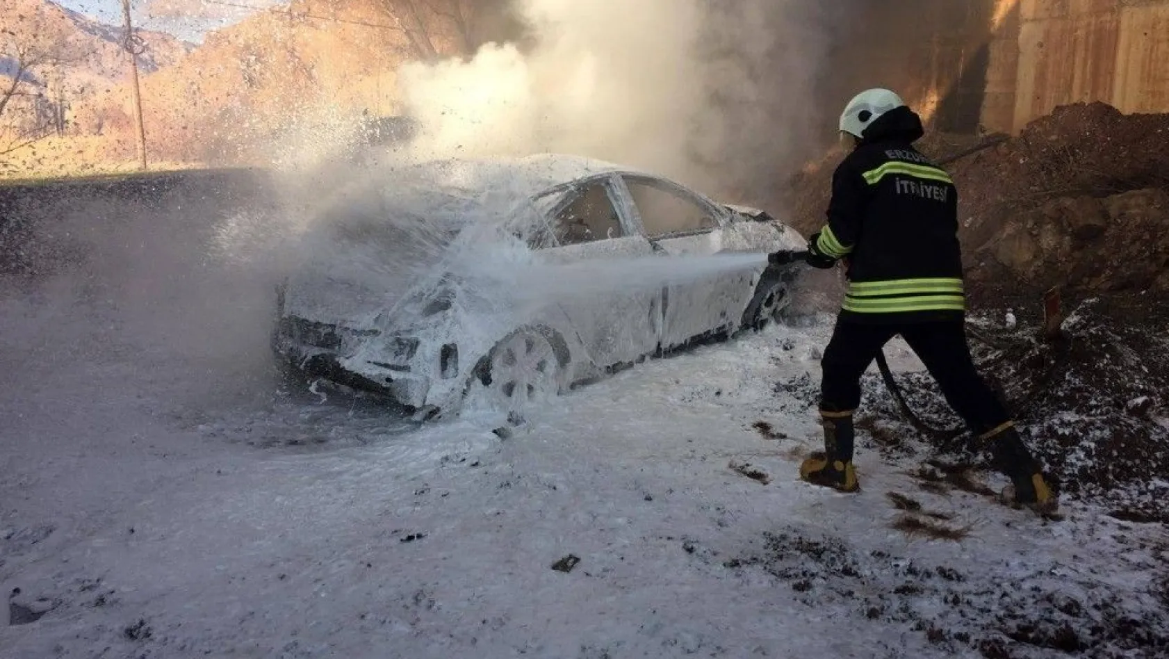 Erzurum'da köprüden uçan otomobil yandı: 1 yaralı

