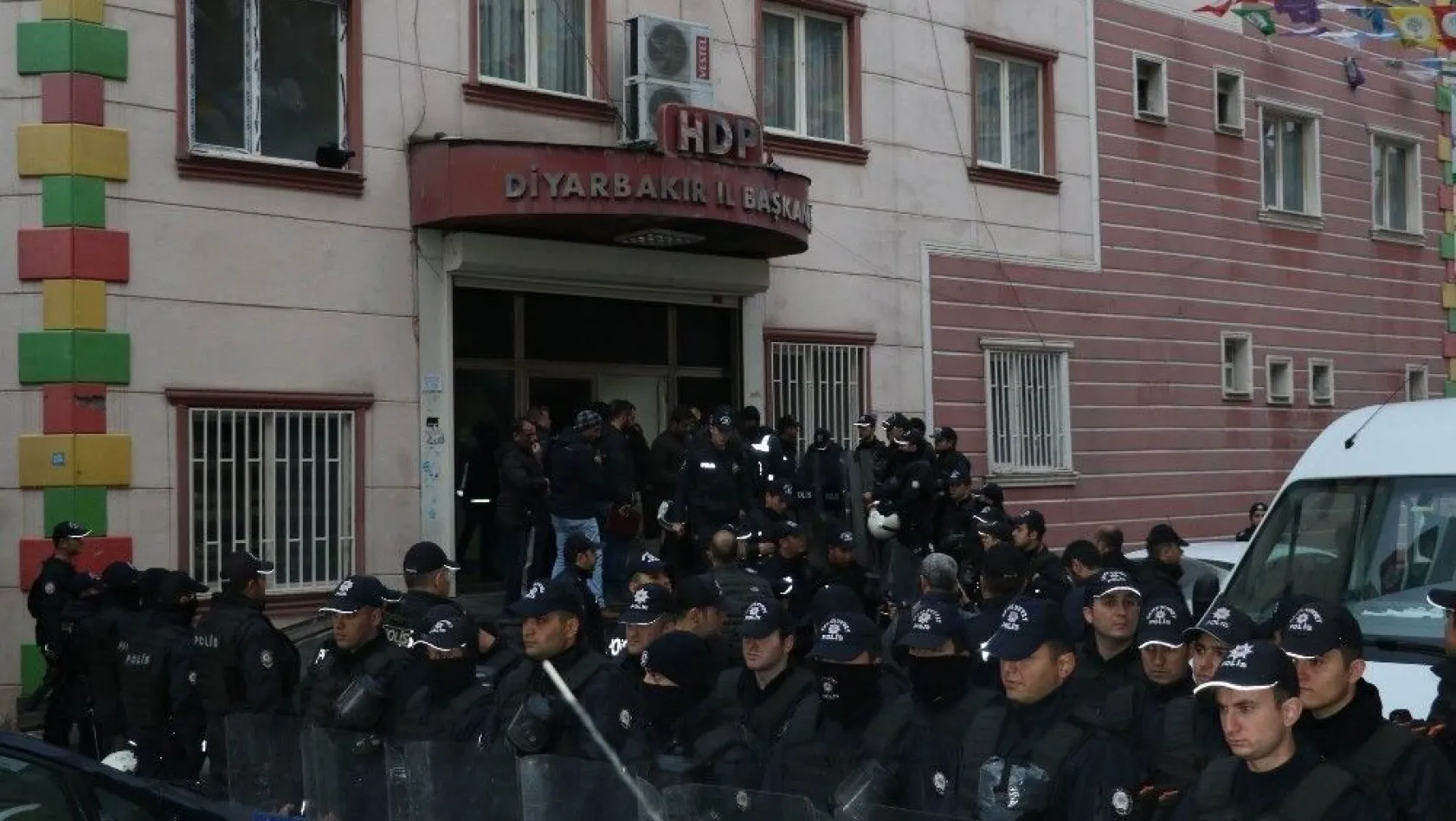 HDP'ye polis baskını: 20'den fazla gözaltı
