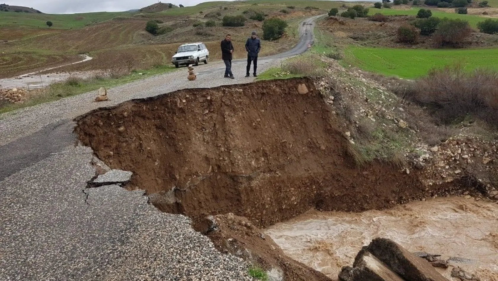 Besni'de yağışlar menfez ve yola zarar verdi
