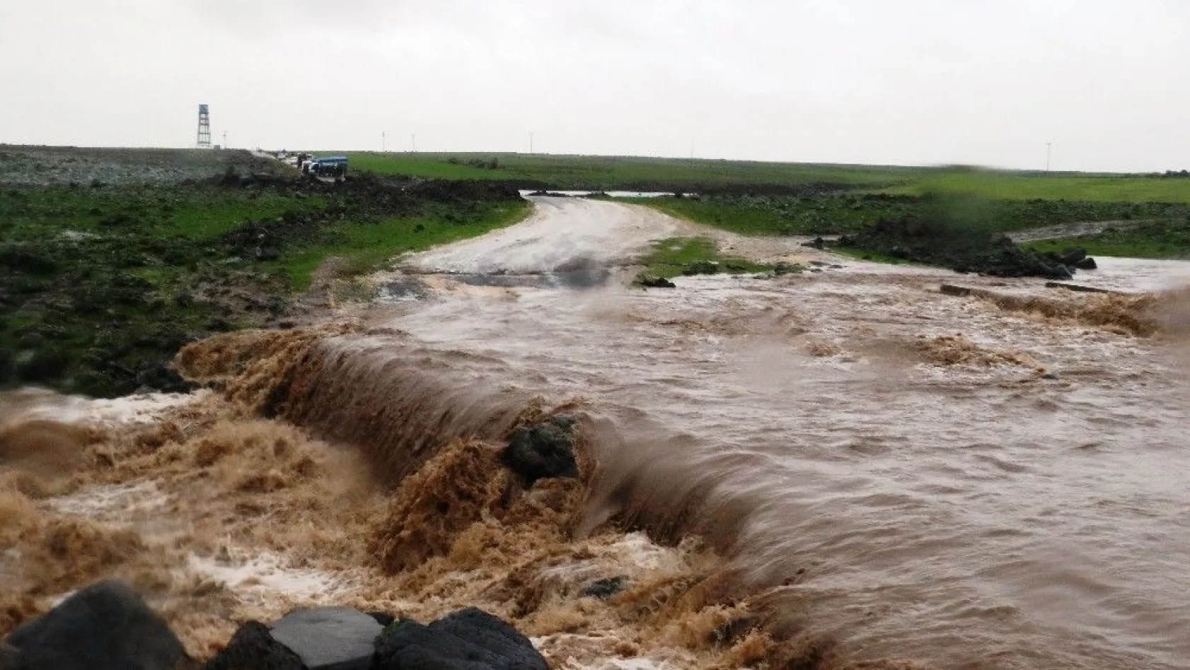 Diyarbakır'da sel köprüleri yıktı 100 öğrenci mahsur kaldı
