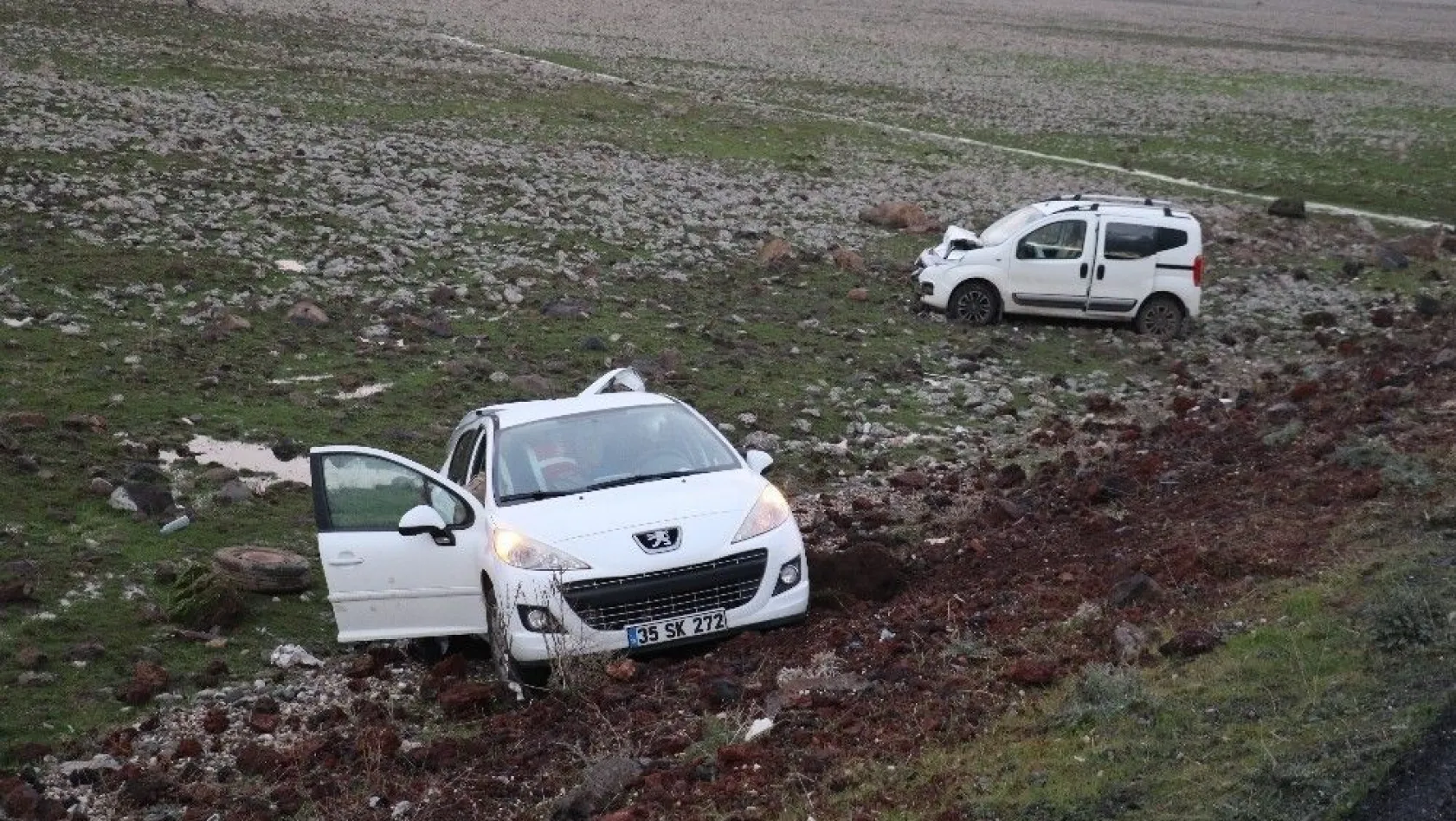 Diyarbakır'da iki araç şarampole yuvarlandı: 2 yaralı
