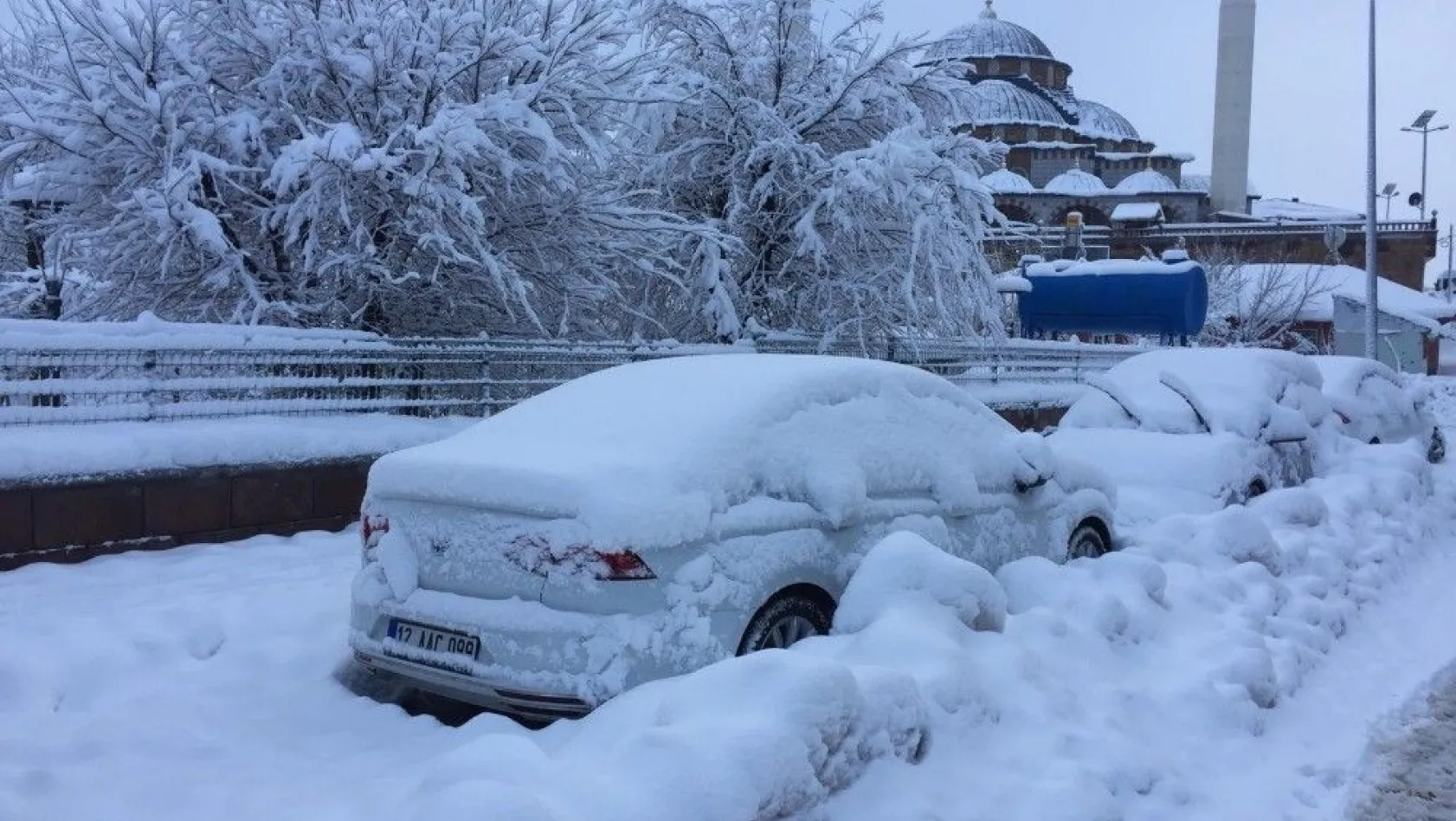Kar yağışı çocukları sevindirdi, araç sahiplerine zor anlar yaşattı
