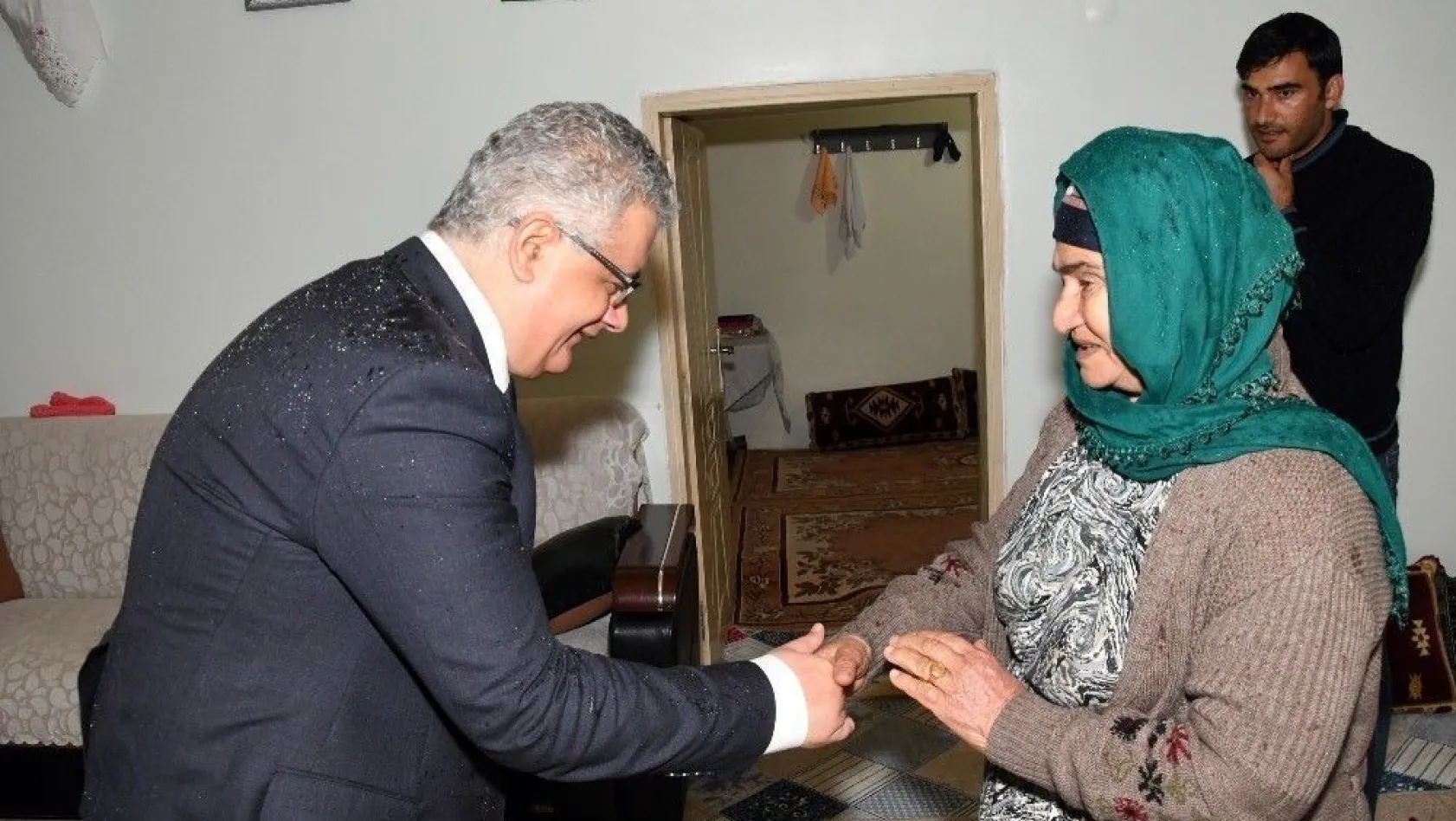 Vali Aykut Pekmez Gerger'deki şehit ailelerini ziyaret etti
