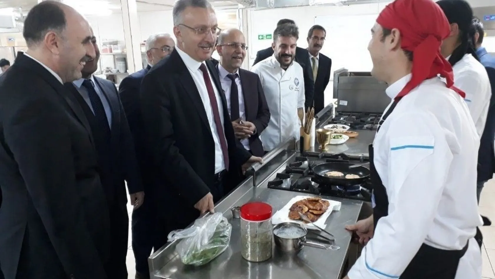 Rektör Akın Levent'den aşçılık mutfak atölyesine ziyaret
