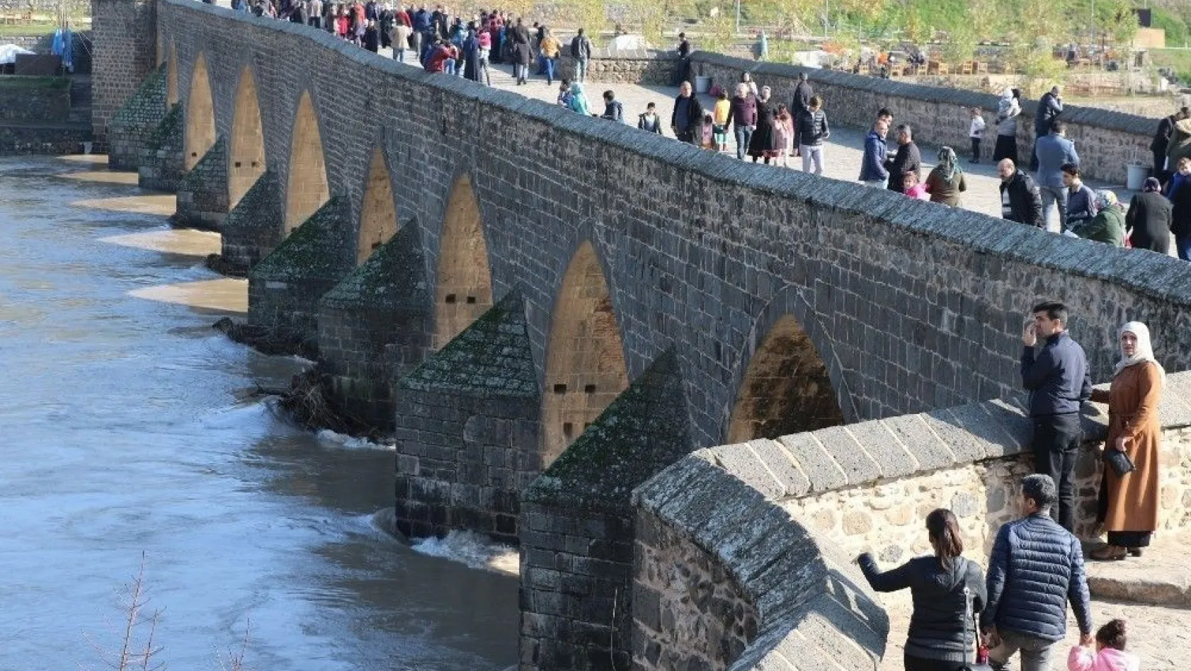 Yasak kalktı vatandaşlar On Gözlü Köprüye koştu