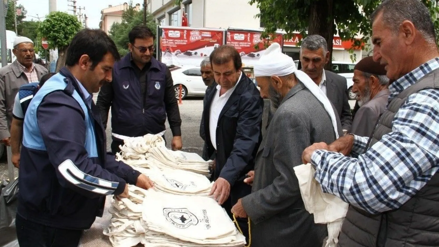 Bismil'de vatandaşlara bez çanta dağıtıldı
