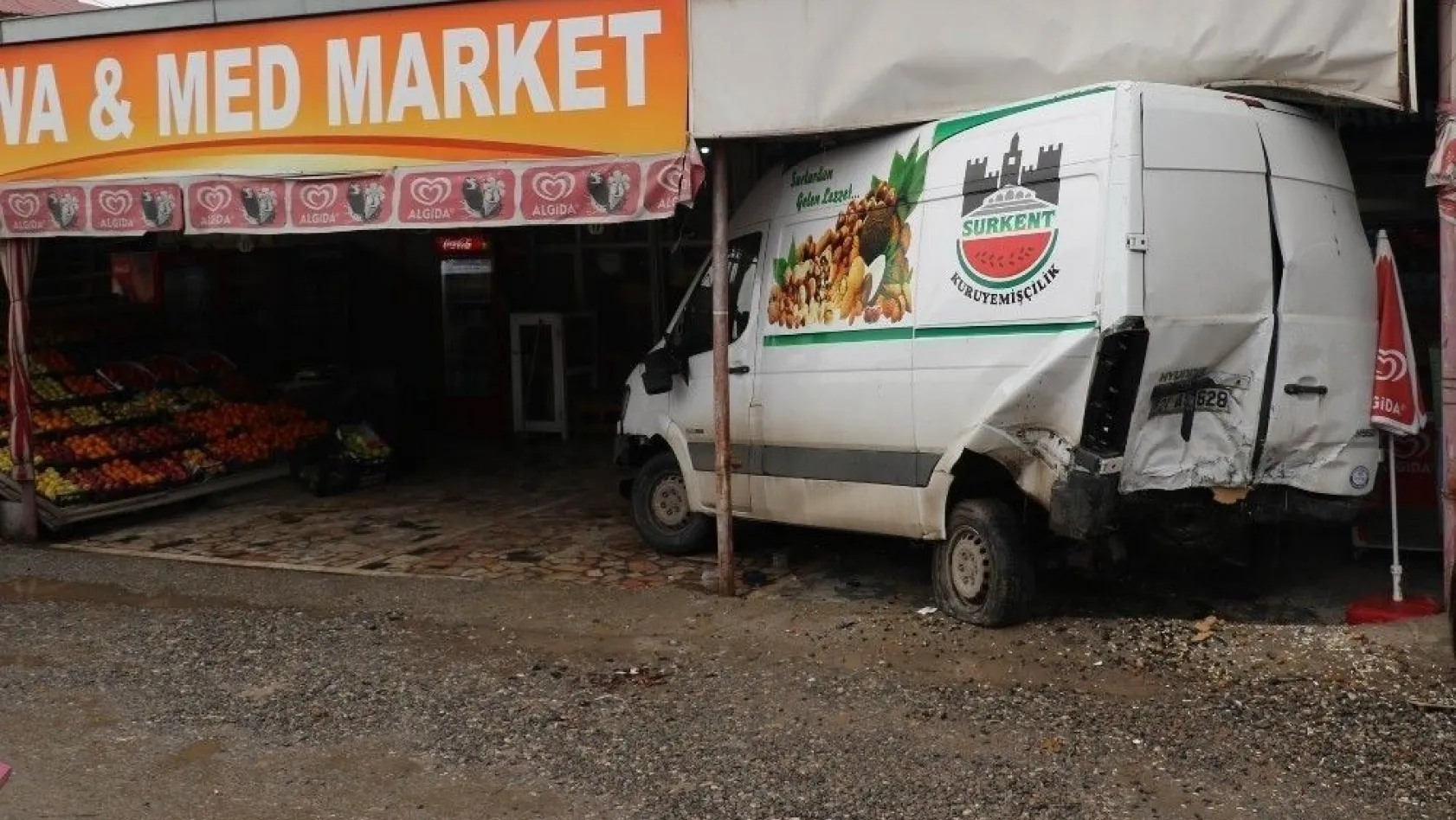Diyarbakır'da bir transit markete daldı: 2 ağır yaralı
