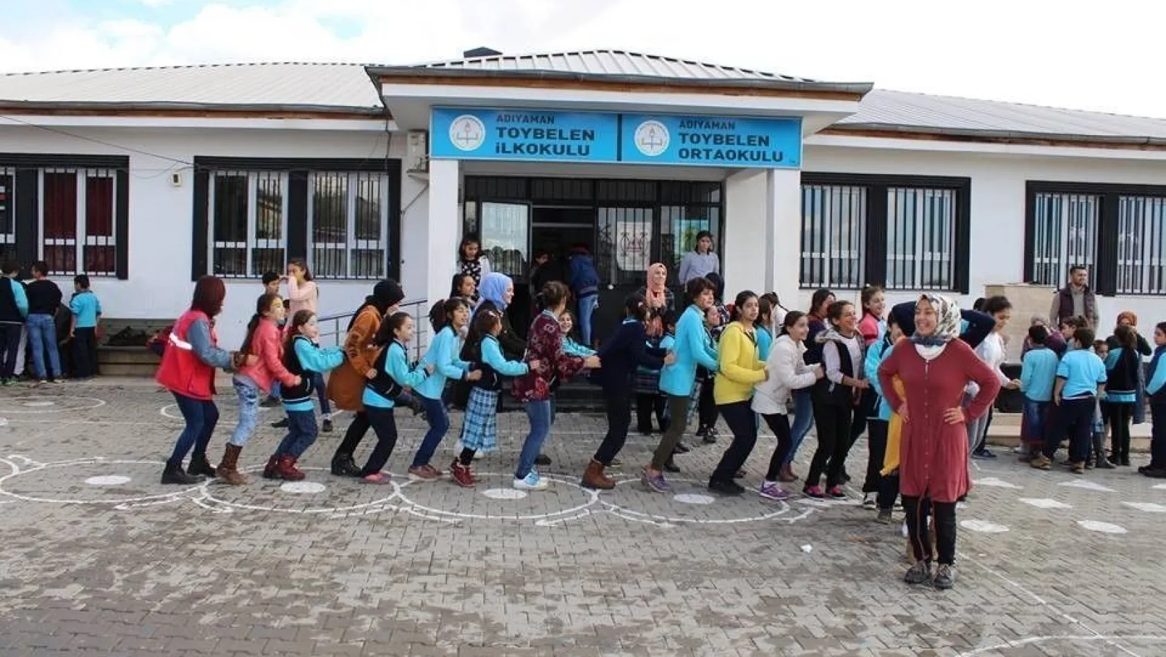 Köy okullarındaki öğrenciler gönüllü gençlerle eğleniyor
