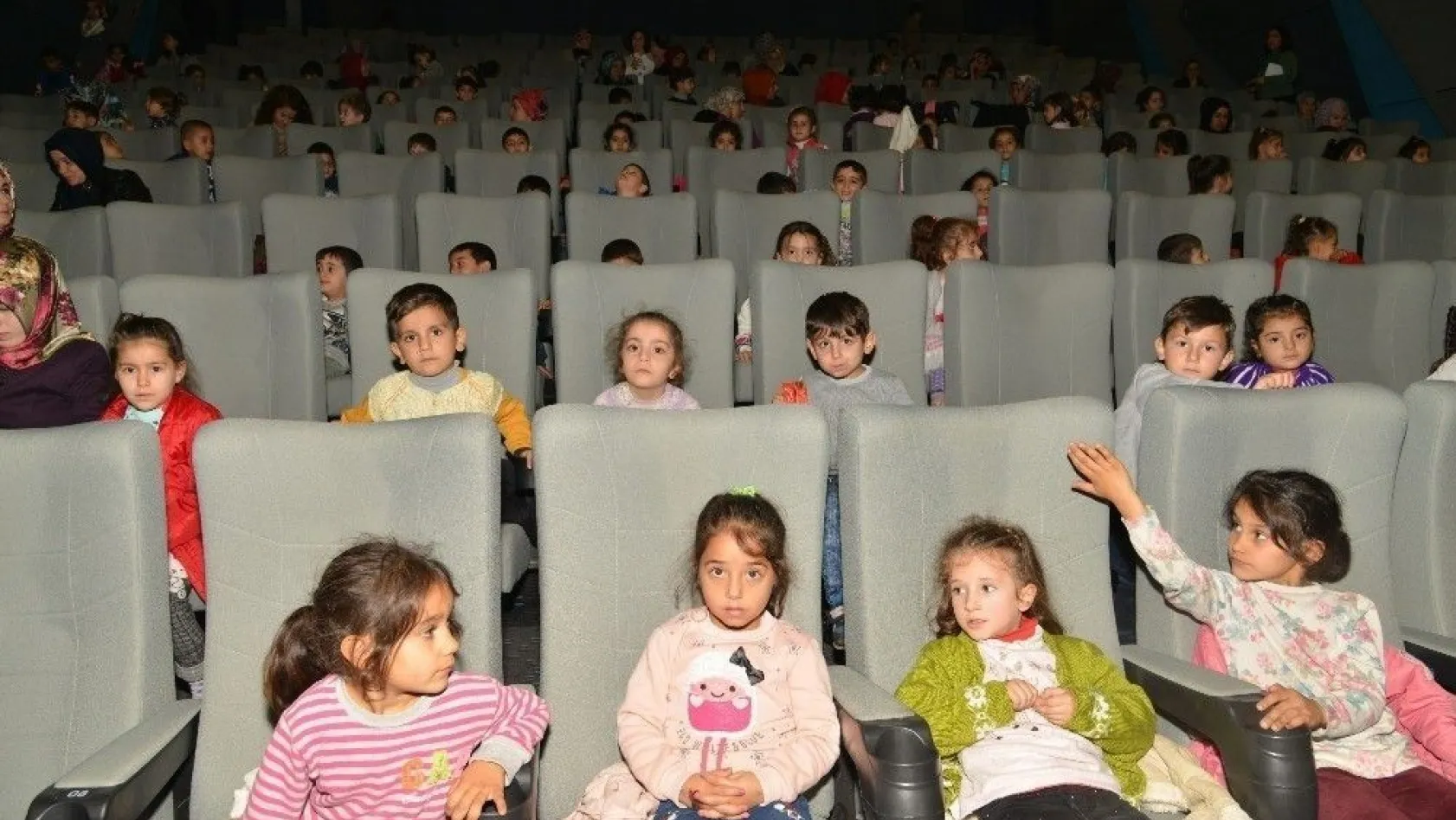 Büyükşehir'den çocuklara film gösterimi

