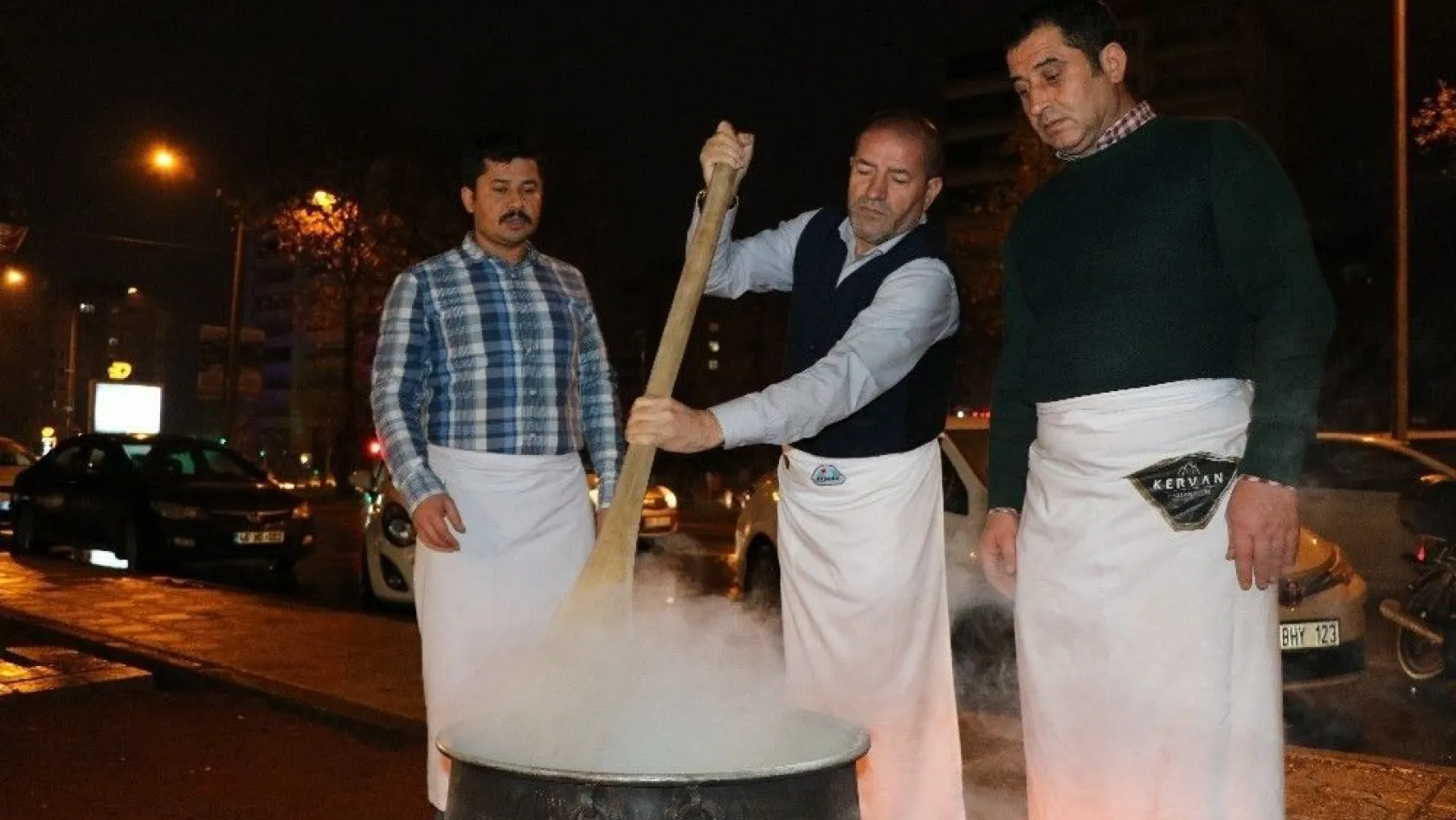 Kahramanmaraş'ta sıcak salep ikramı
