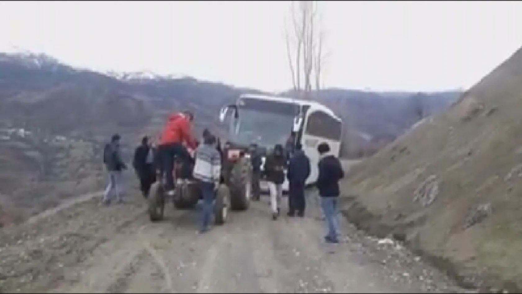 Çamura saplanan yolcu otobüsünü traktörle kurtardılar
