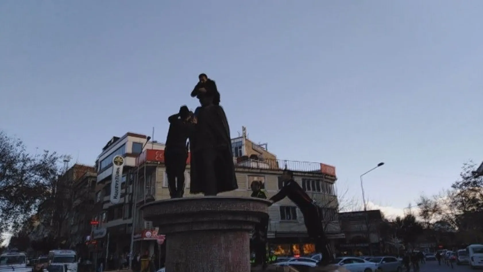 'Babam' diye sarıldığı Atatürk heykeline yine çıktı
