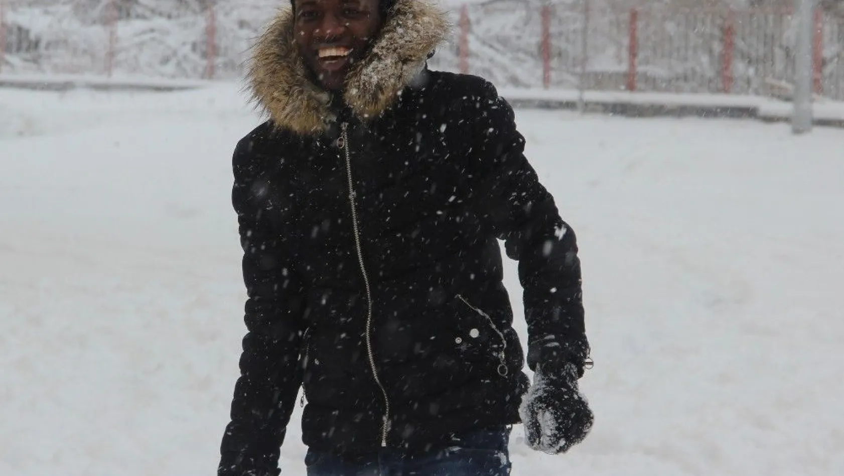 Afrikalı öğrencilerin kar sevinci
