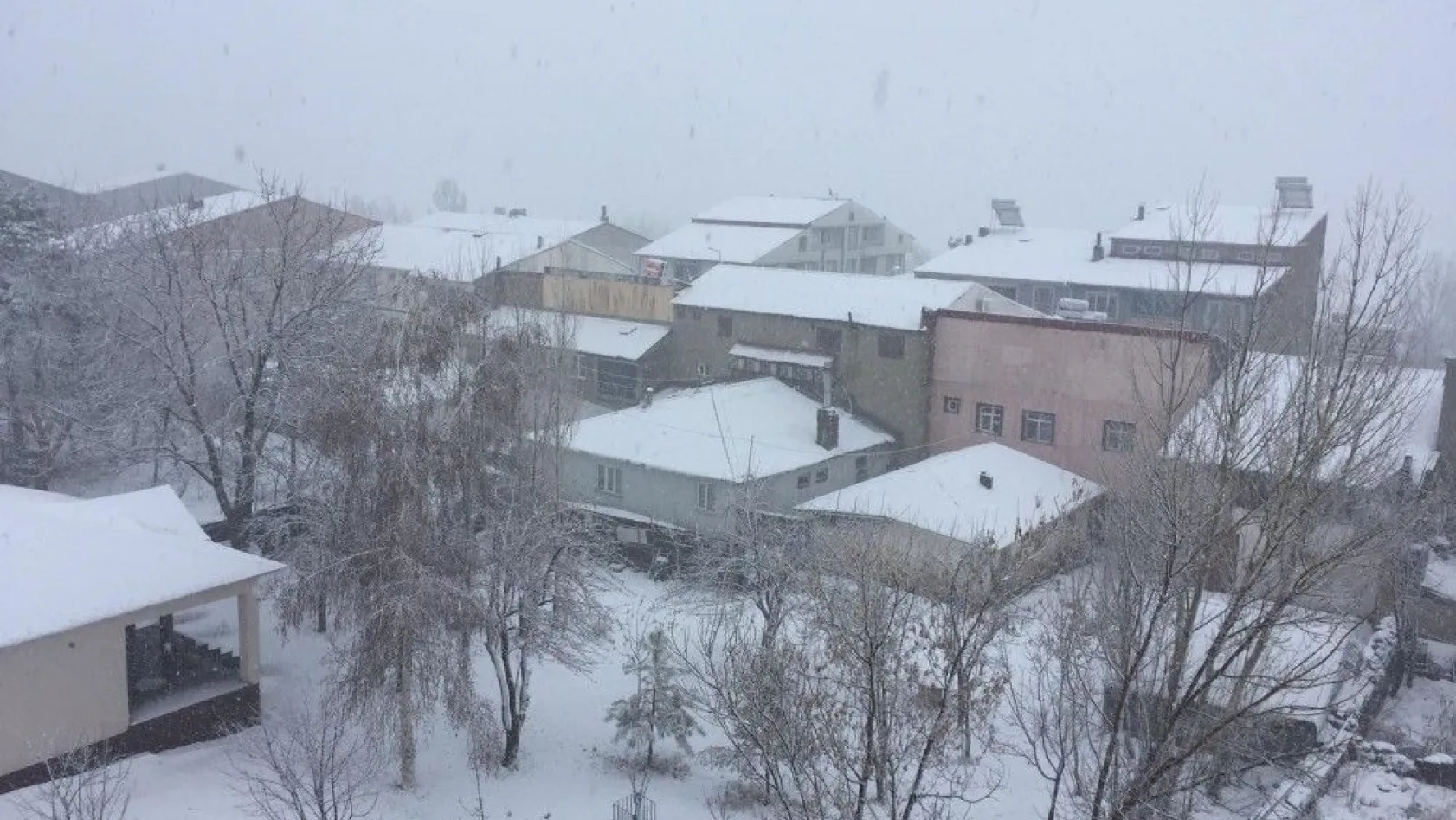 Bingöl'de kar 58 köy yolunu ulaşıma kapattı
