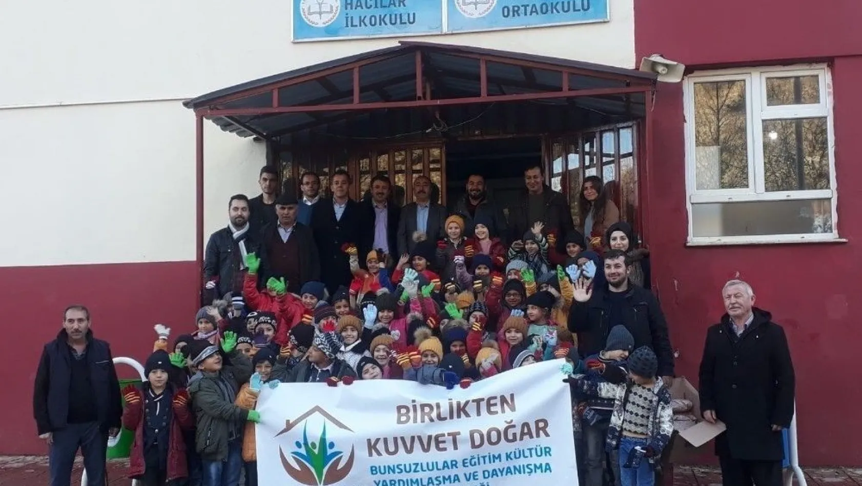 Kahramanmaraş'ta 500 öğrenciye kışlık kıyafet dağıtıldı
