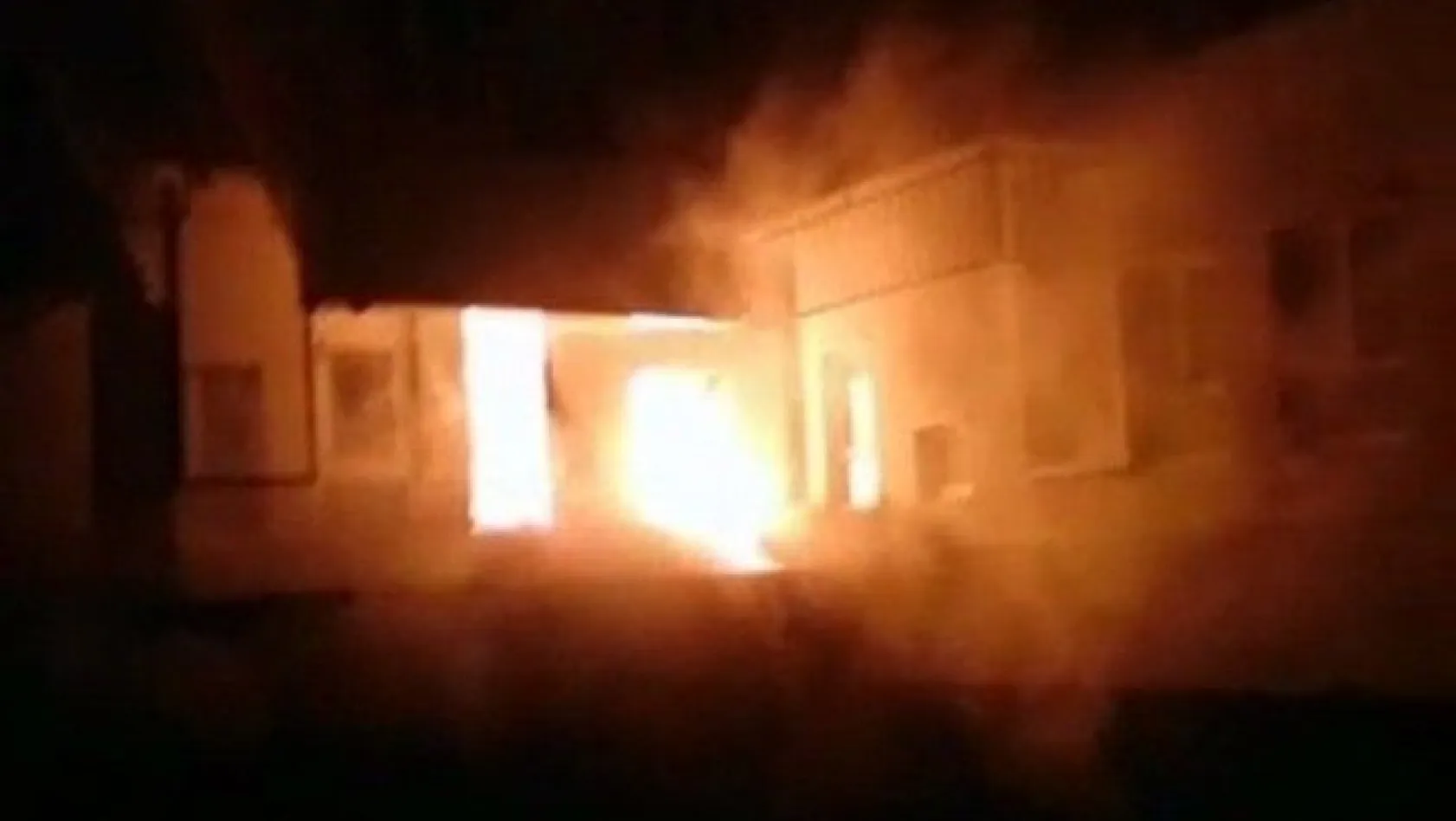 Belediye başkanının evi alev alev yandı
