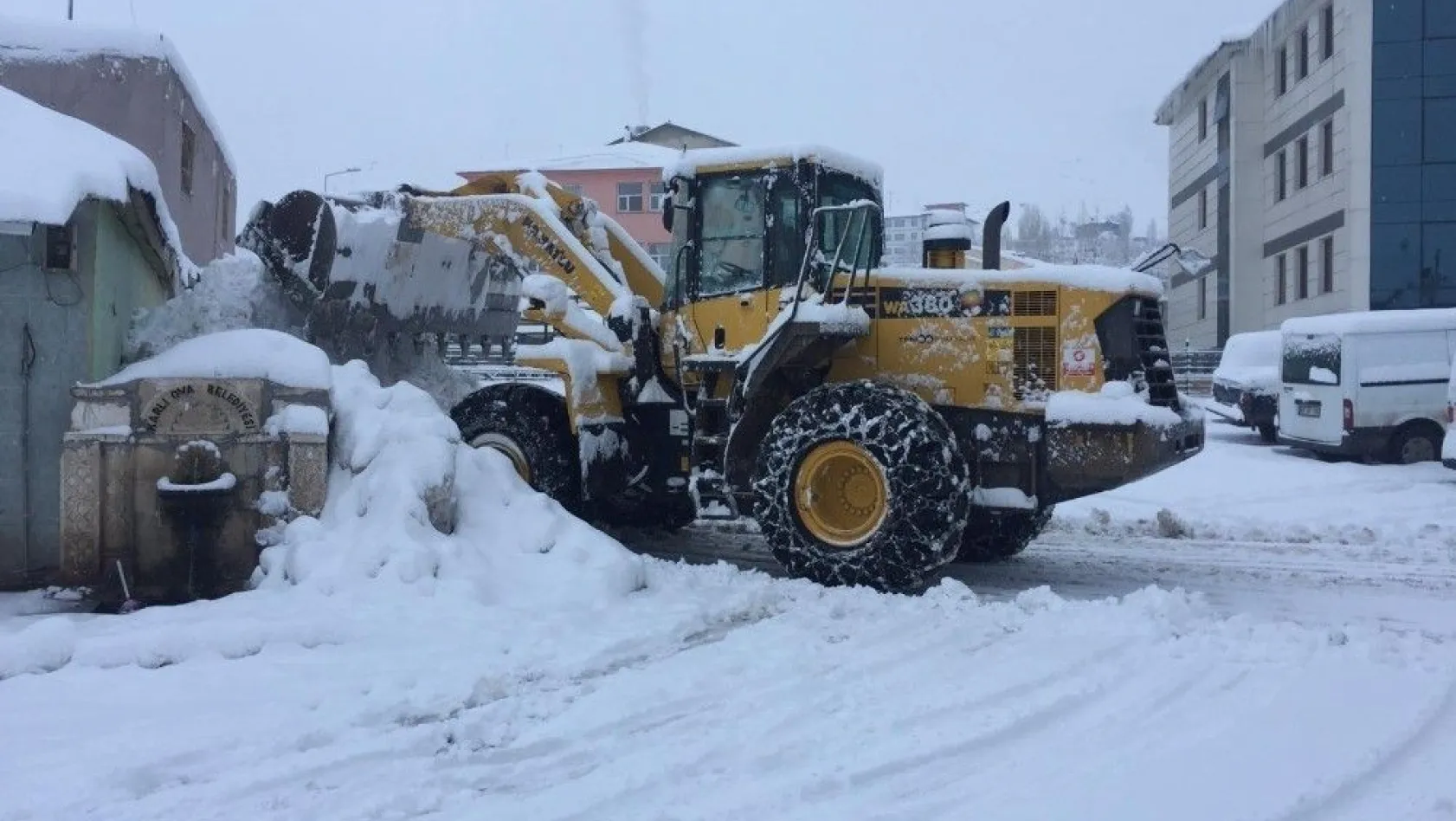 Bingöl'de etkili olan kar, 281 köy yolunu kapattı
