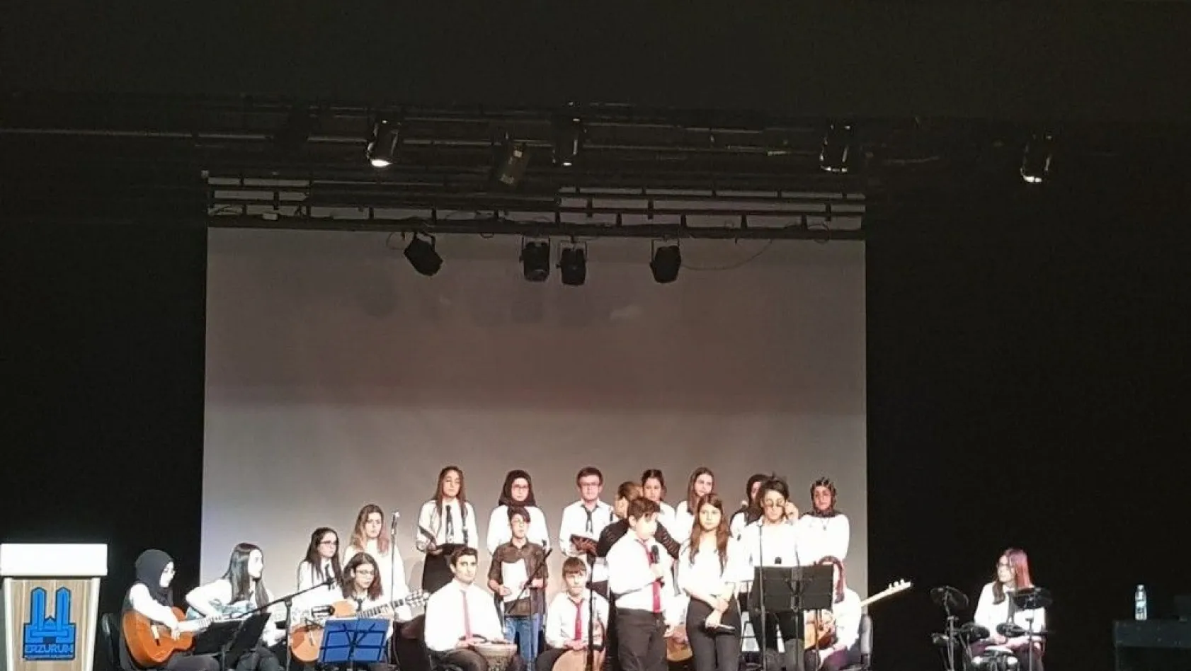 Fen Lisesi öğrencileri görme engelli öğrencilerle konser verdi
